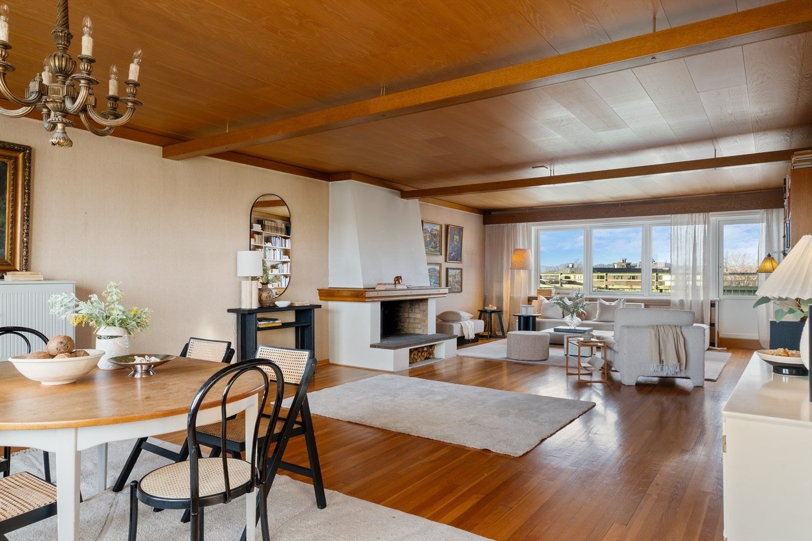 Store vindusflater slipper inn rikelig med naturlig lys og skaper en luftig og behagelig atmosfære. Galleribilde