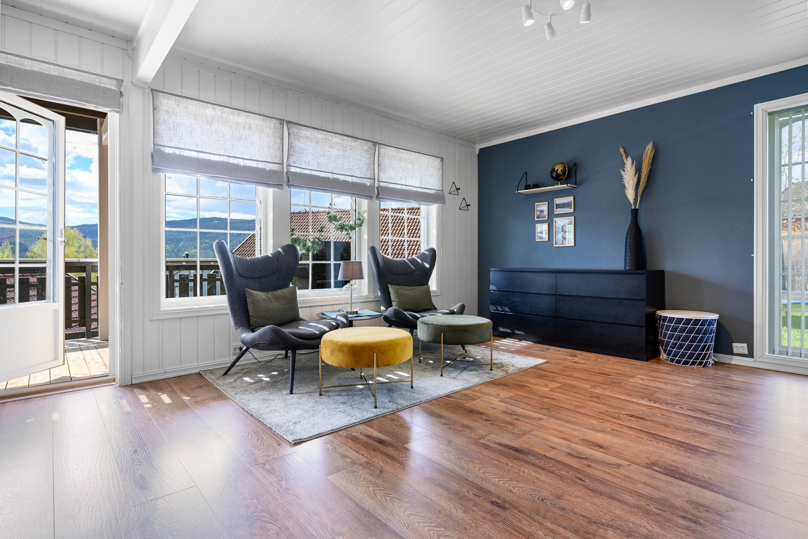 Stuen har fine soner, mange innredningsmuligheter og utgang til veranda Galleribilde