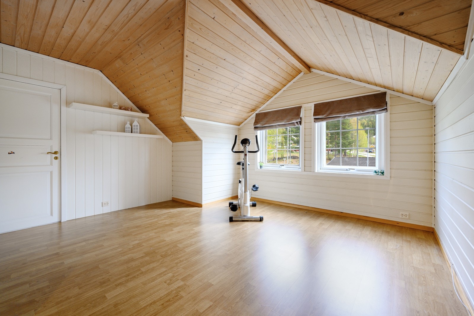 Loftstue som har mange fine innredningsmuligheter Galleribilde