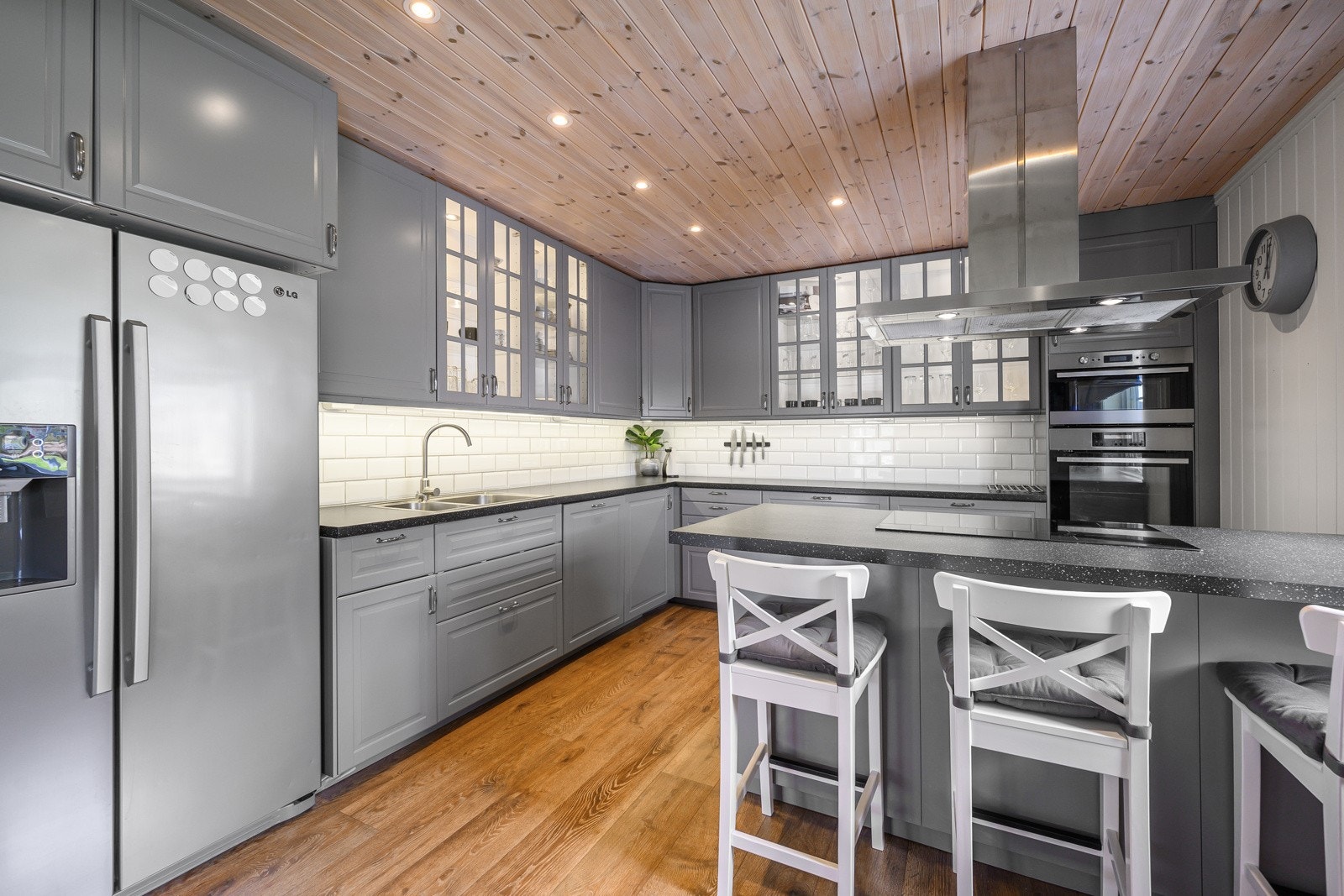 Platetoppen er plassert på den fine kjøkkenøyen Galleribilde