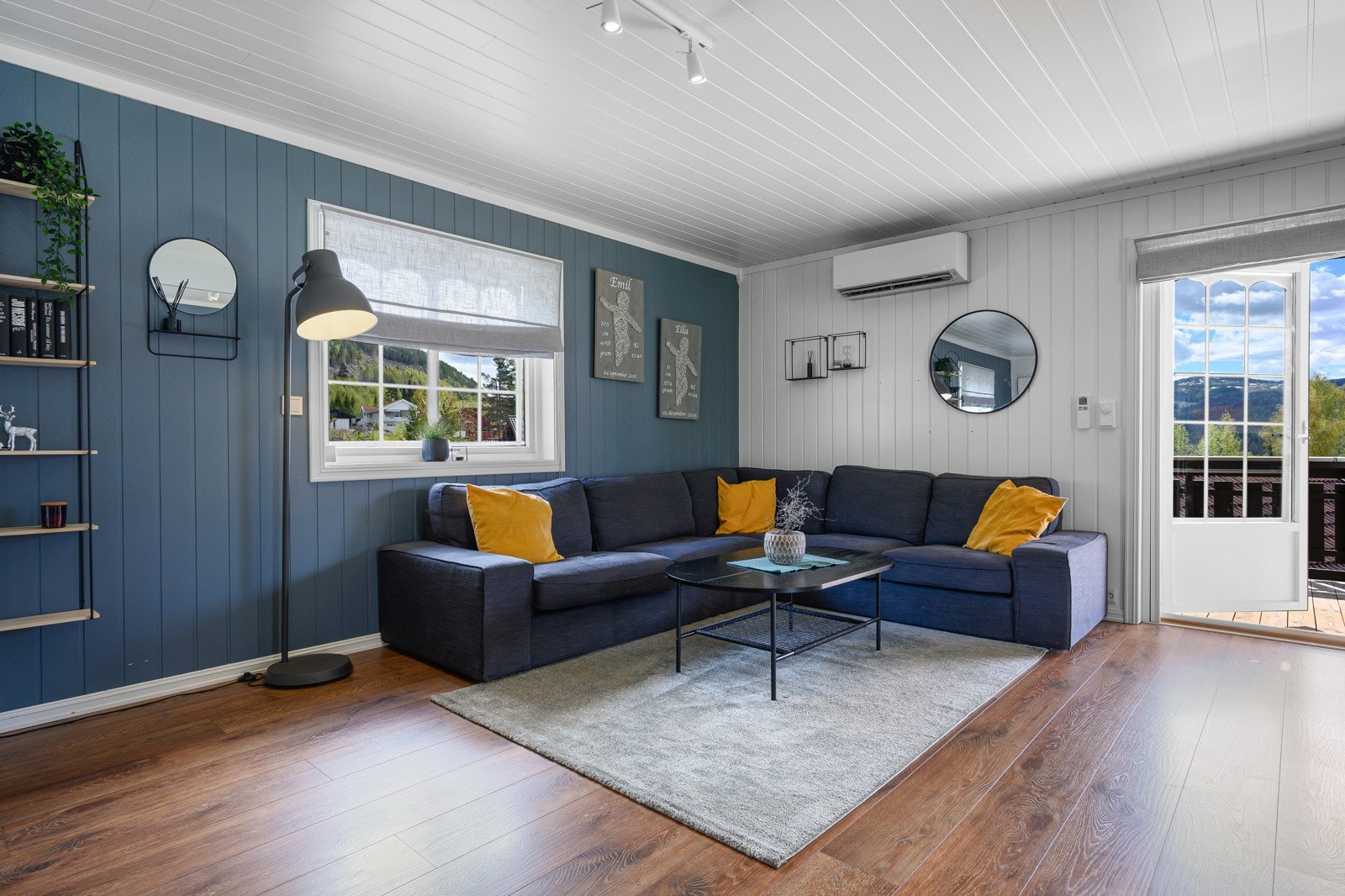 I tillegg til peisovn er det varmepumpe i stuen Galleribilde