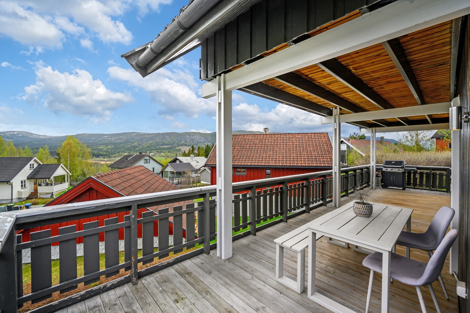 Deler av veranda har overbygd tak Galleribilde