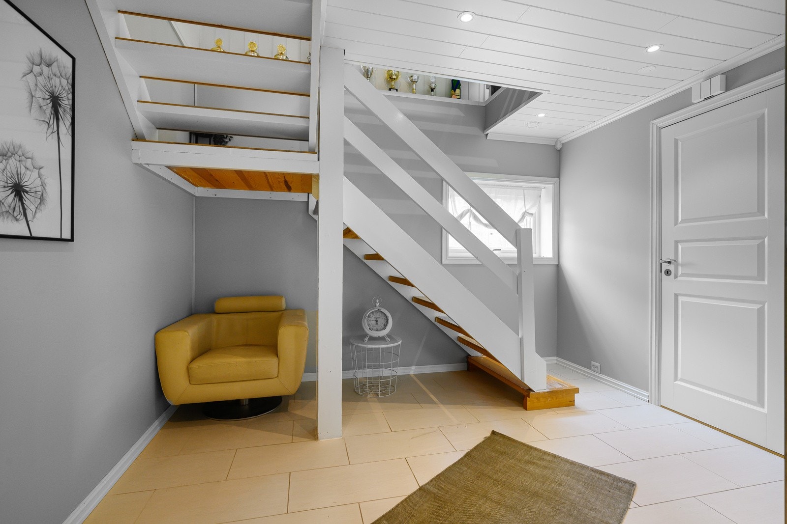 Trapp fra underetasje og opp til 1. etasje Galleribilde