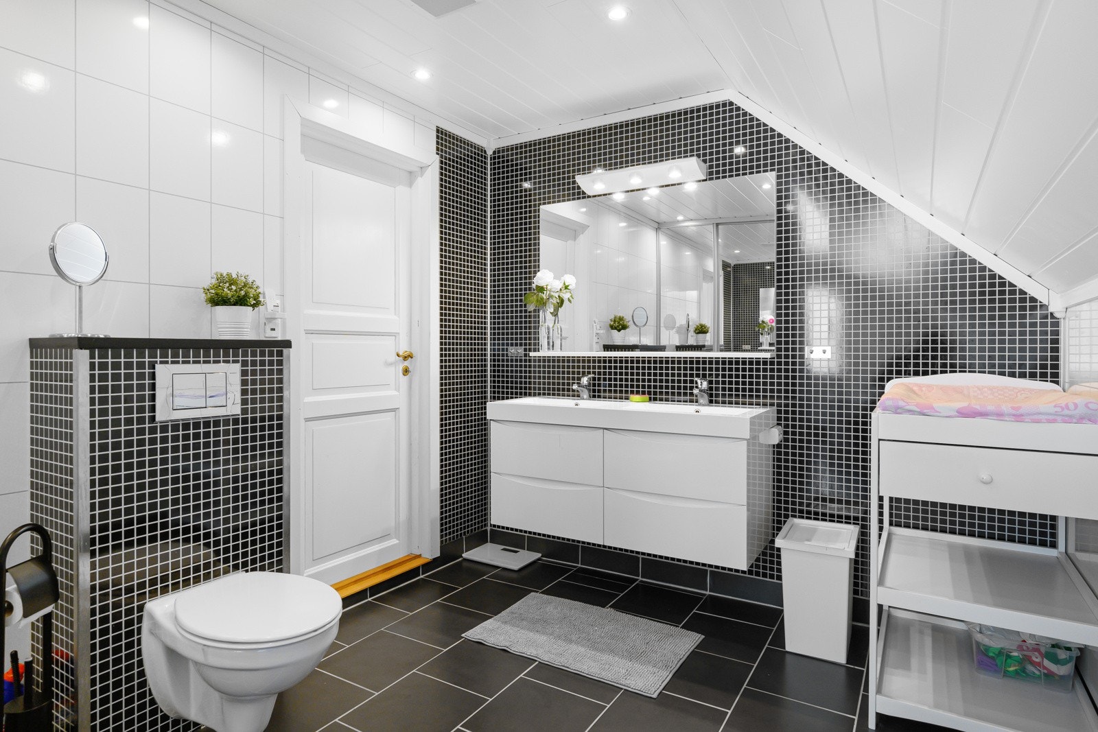 Lekkert og stort bad i 2. etasje med fliser på gulv og vegger Galleribilde