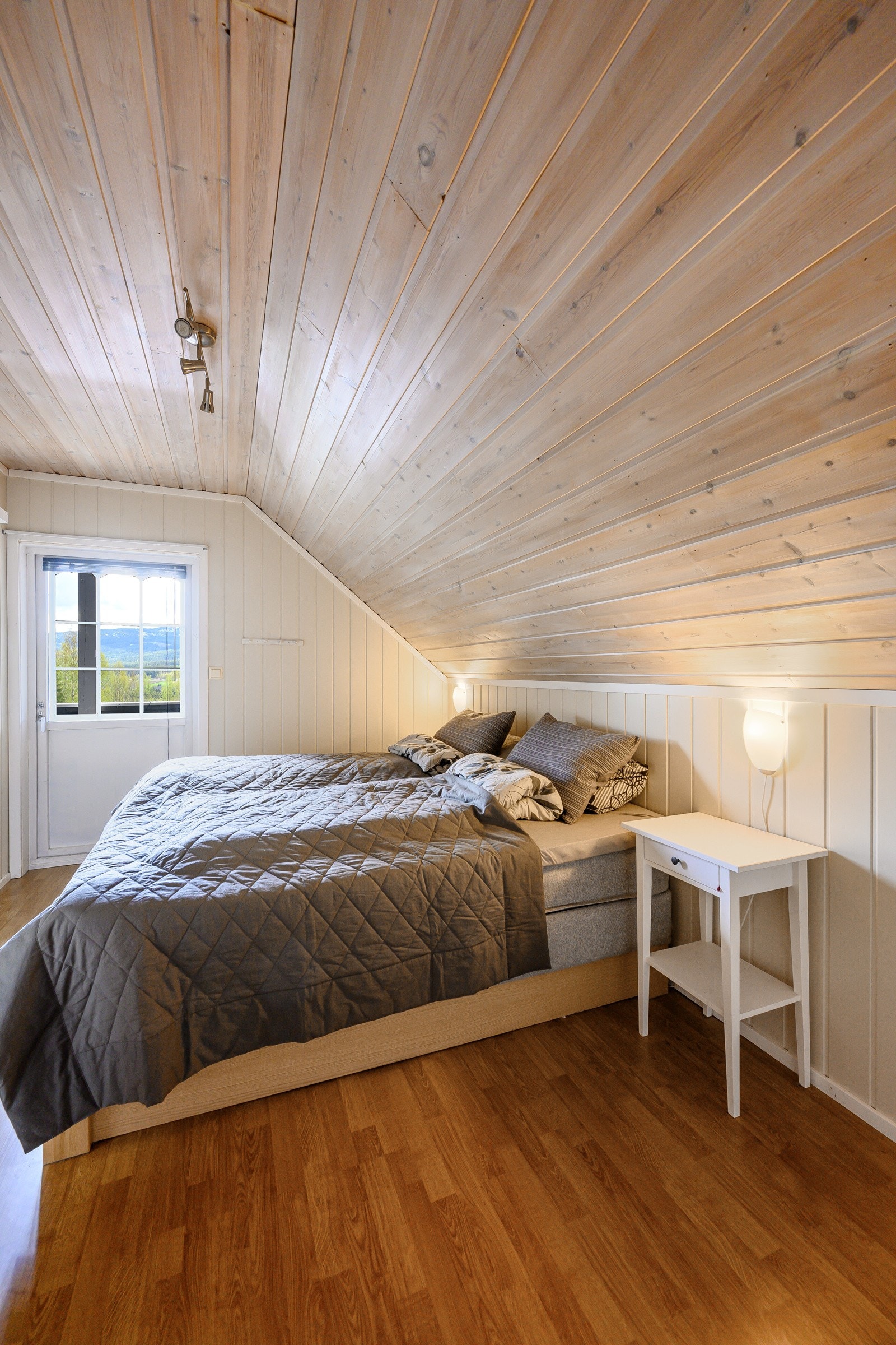 Ene soverommet har utgang til luftebalkong Galleribilde