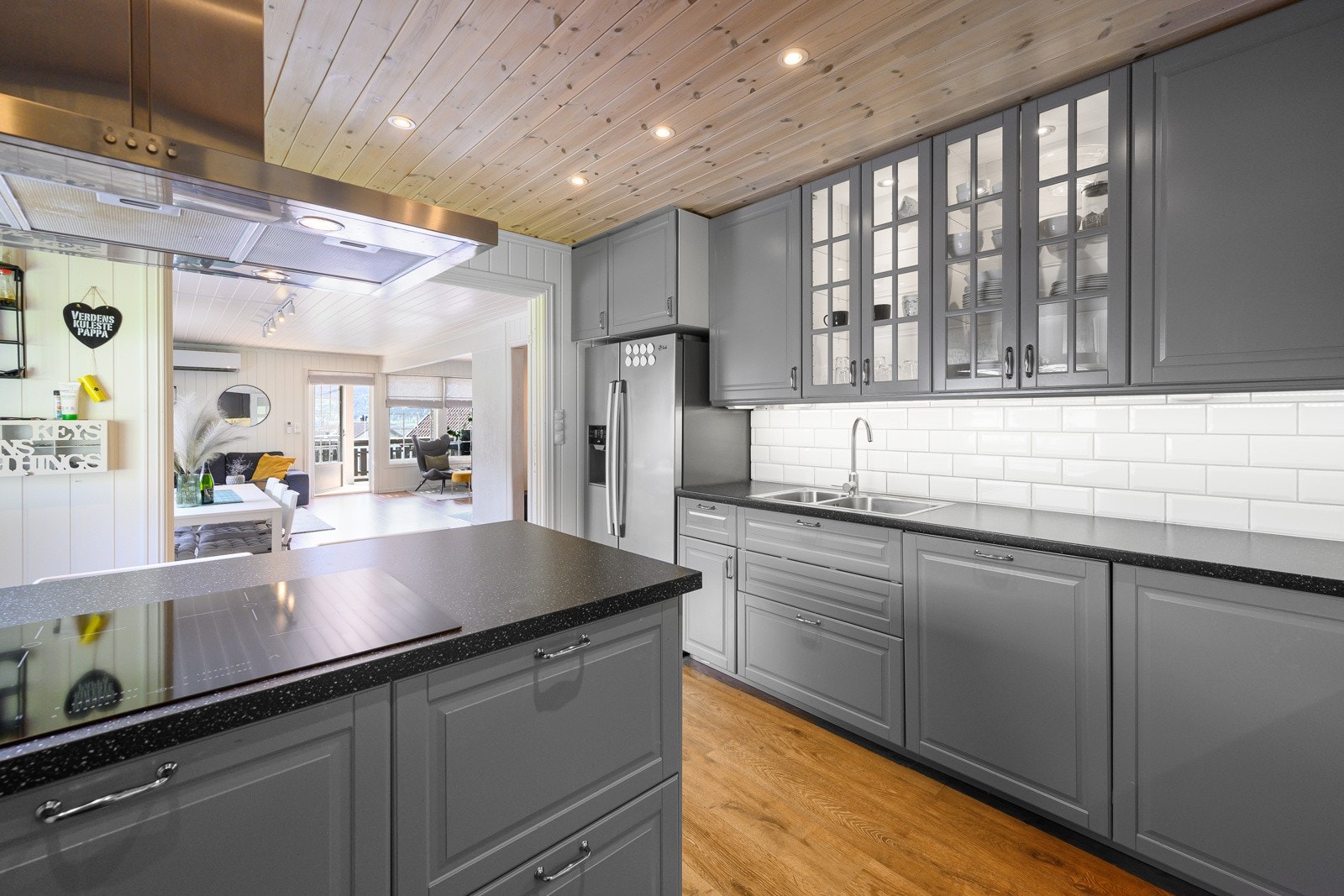 Kjøkkenet har fin belysning og godt med benke- og skapplass Galleribilde