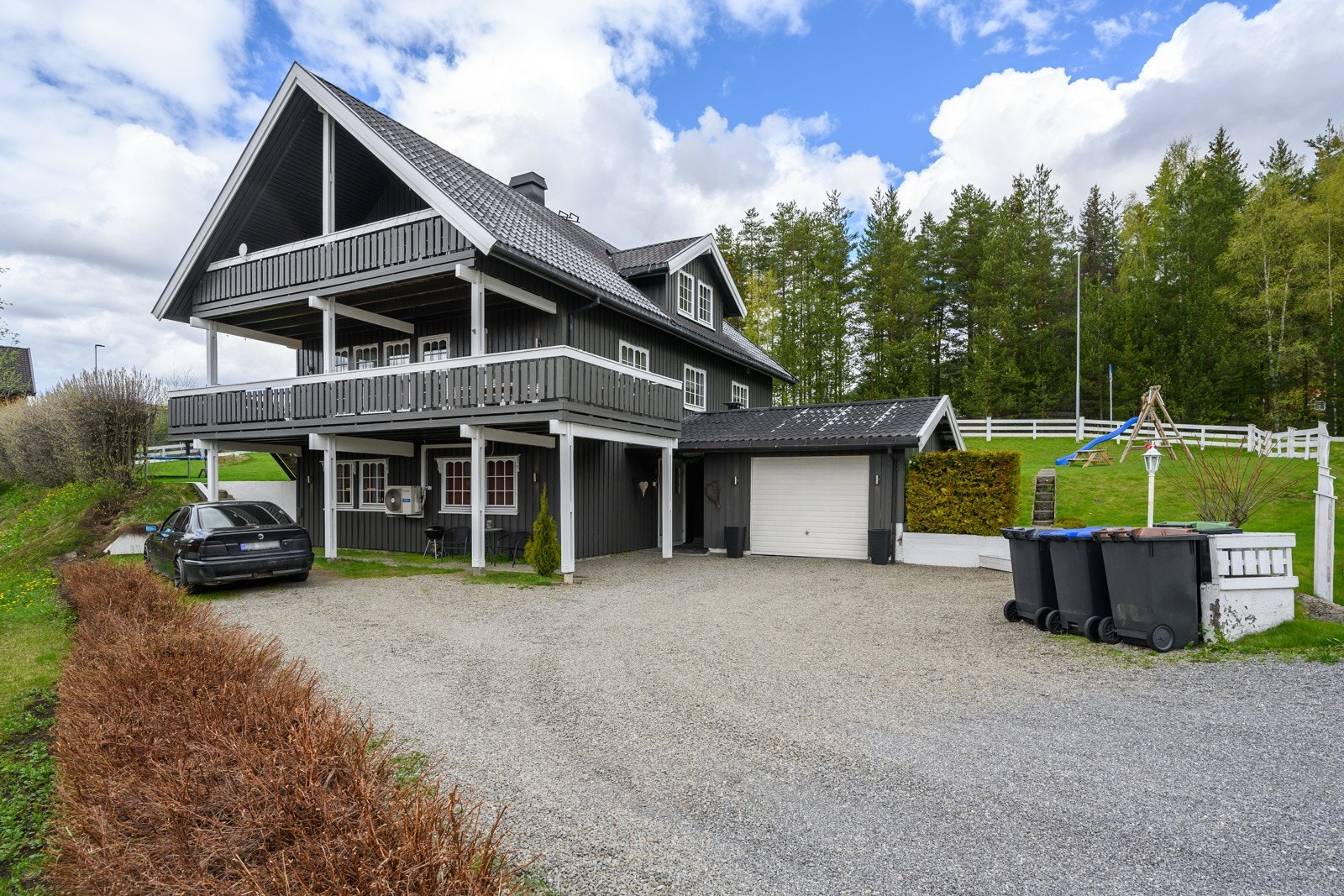 Garasjeplass til en bil, ellers parkering på gårdsplassen. Galleribilde