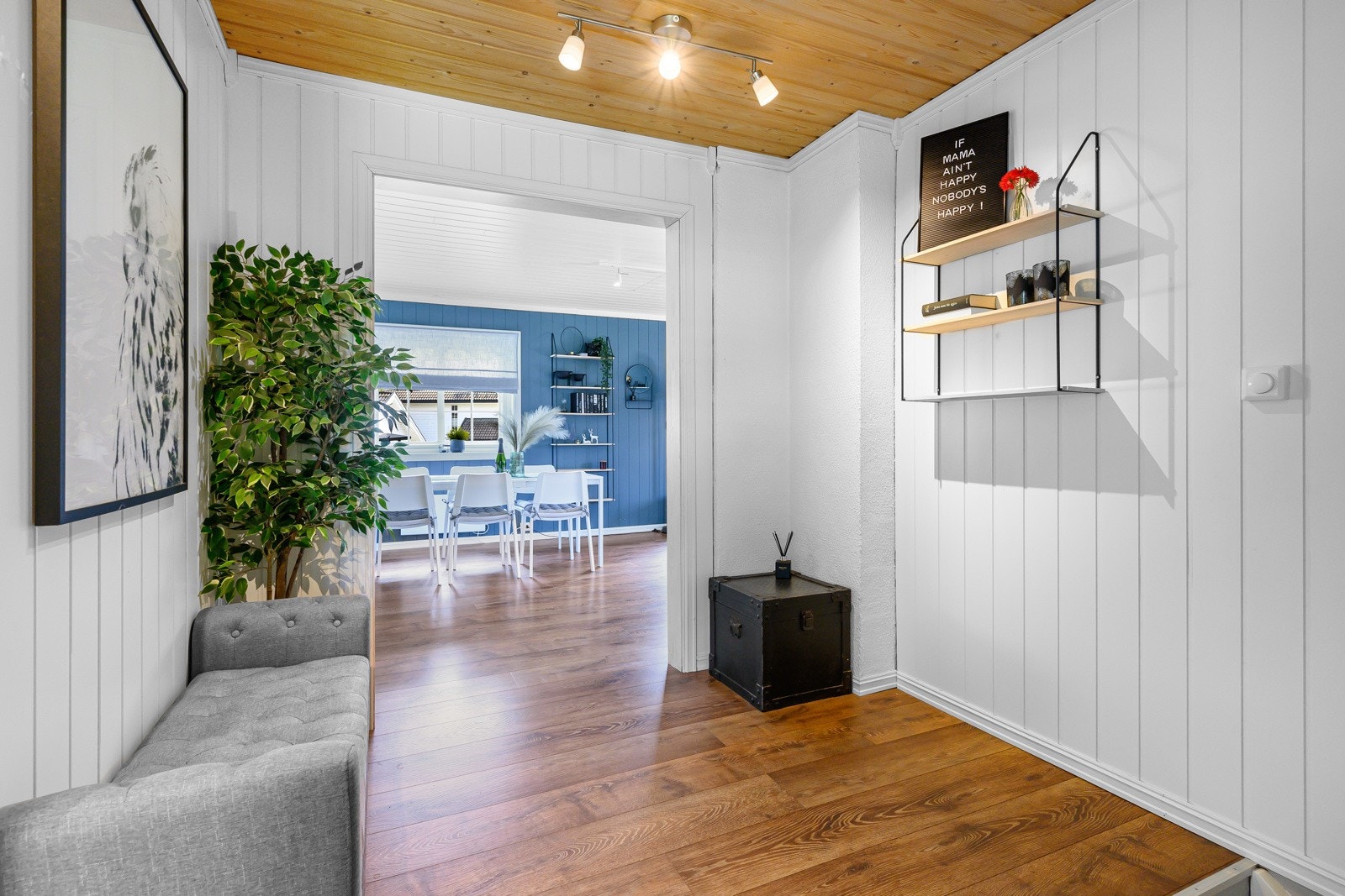 Fra trappegang og inn til spisestue Galleribilde