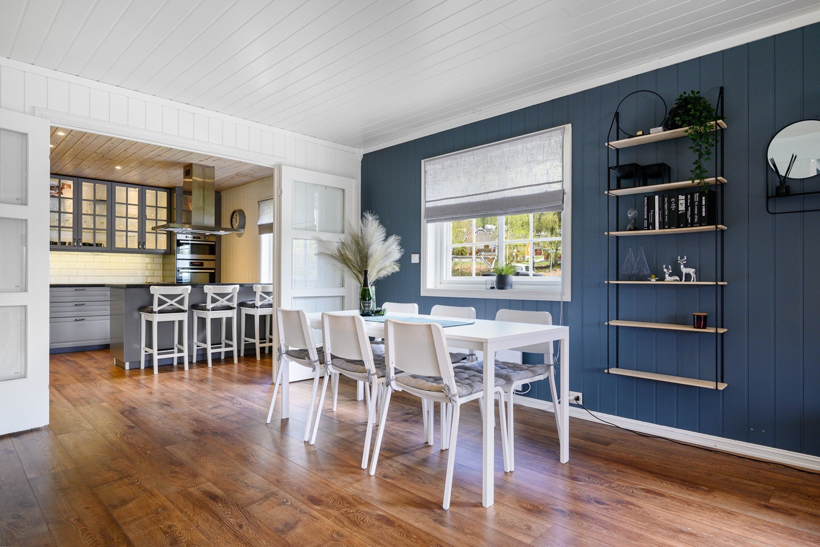 Vegg bak spisetuen er malt i moderne og lun farge Galleribilde