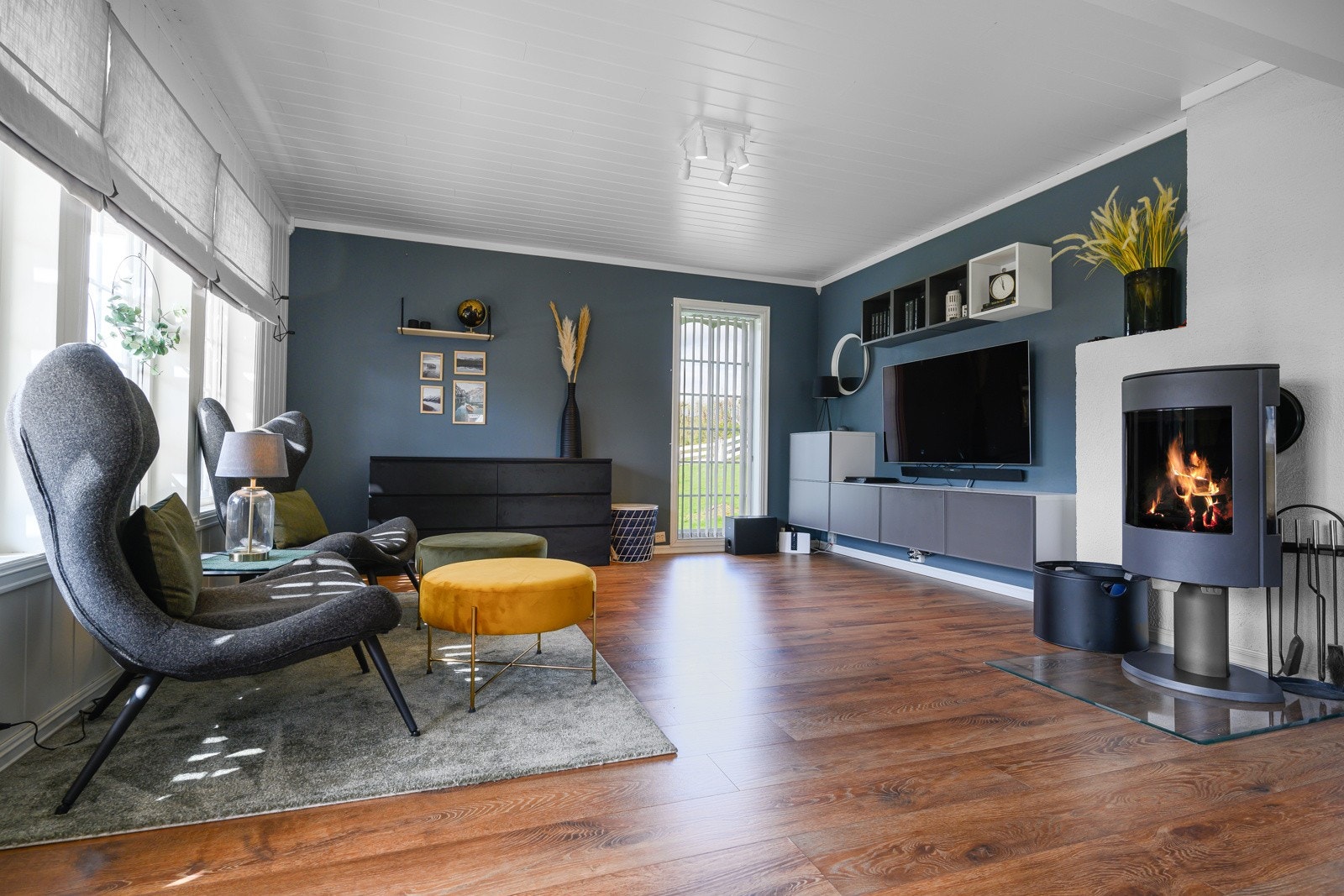 Stuen har peisovn som varmer godt og skaper en hyggelig atmosfære Galleribilde