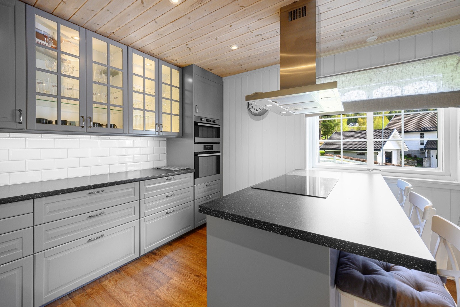 Lekkert kjøkken med profilerte fronter fra Ikea Galleribilde