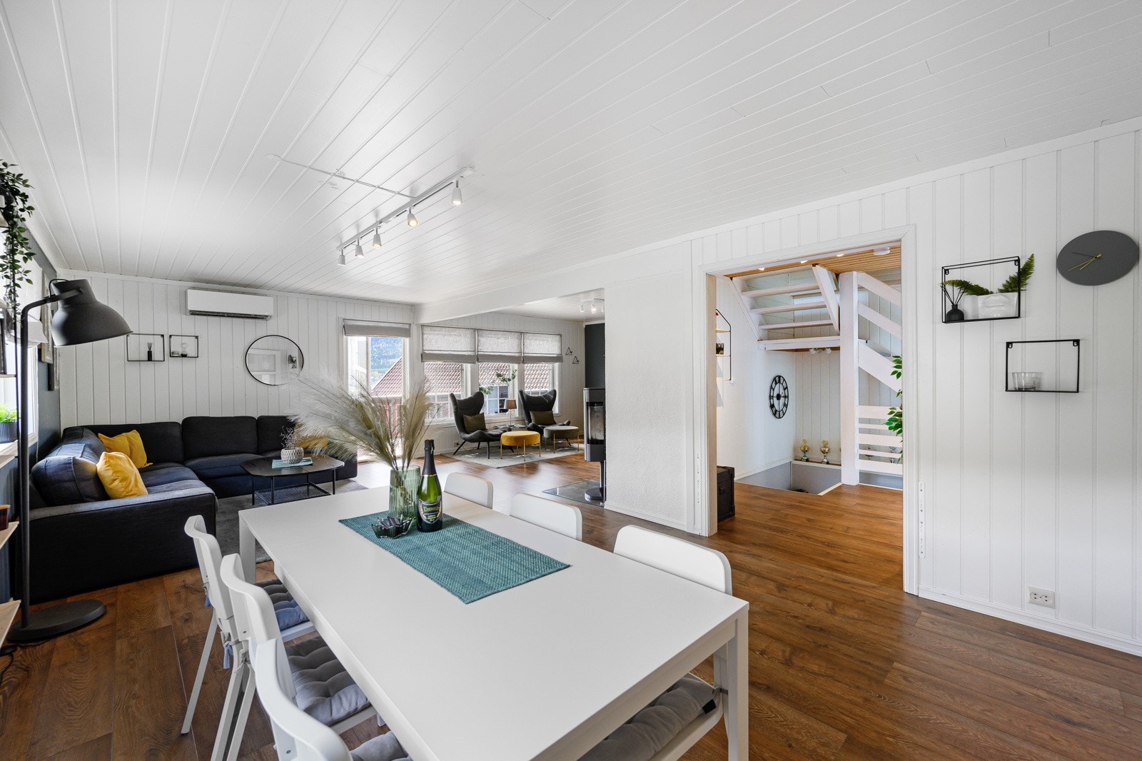 Mellom kjøkken og stue har du god plass til spisegruppe Galleribilde