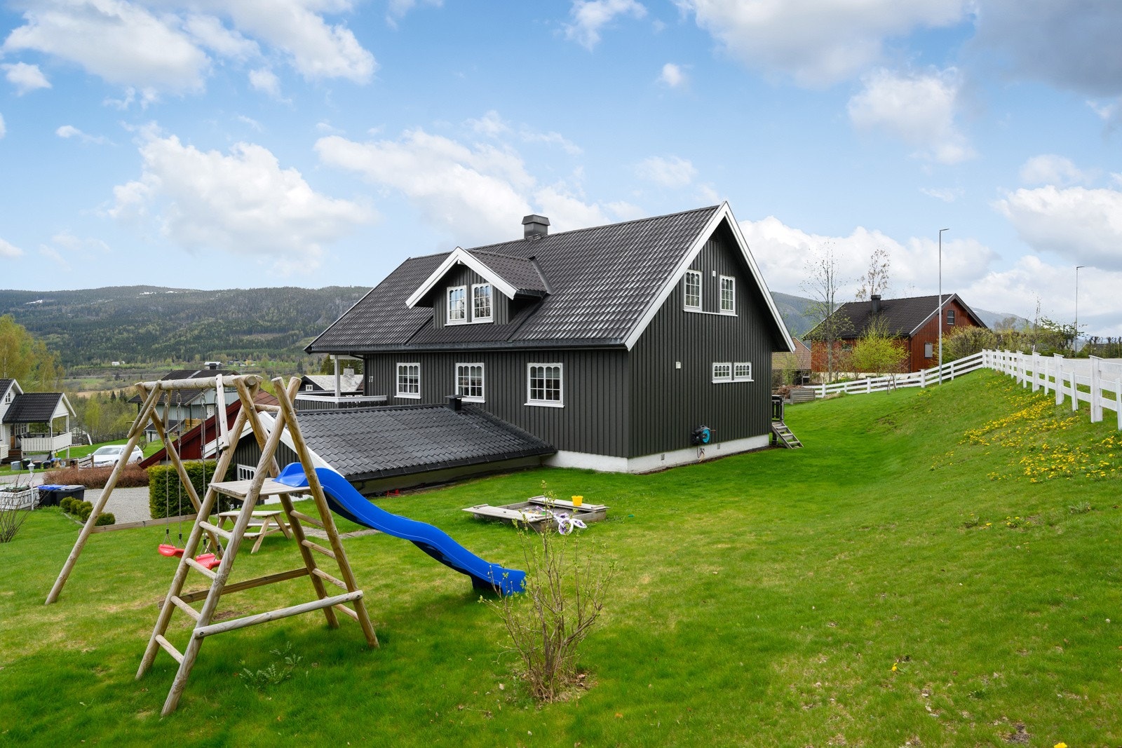 Det er en fin terrasse med nedgang til hagen, solrik og fin tomt. Galleribilde