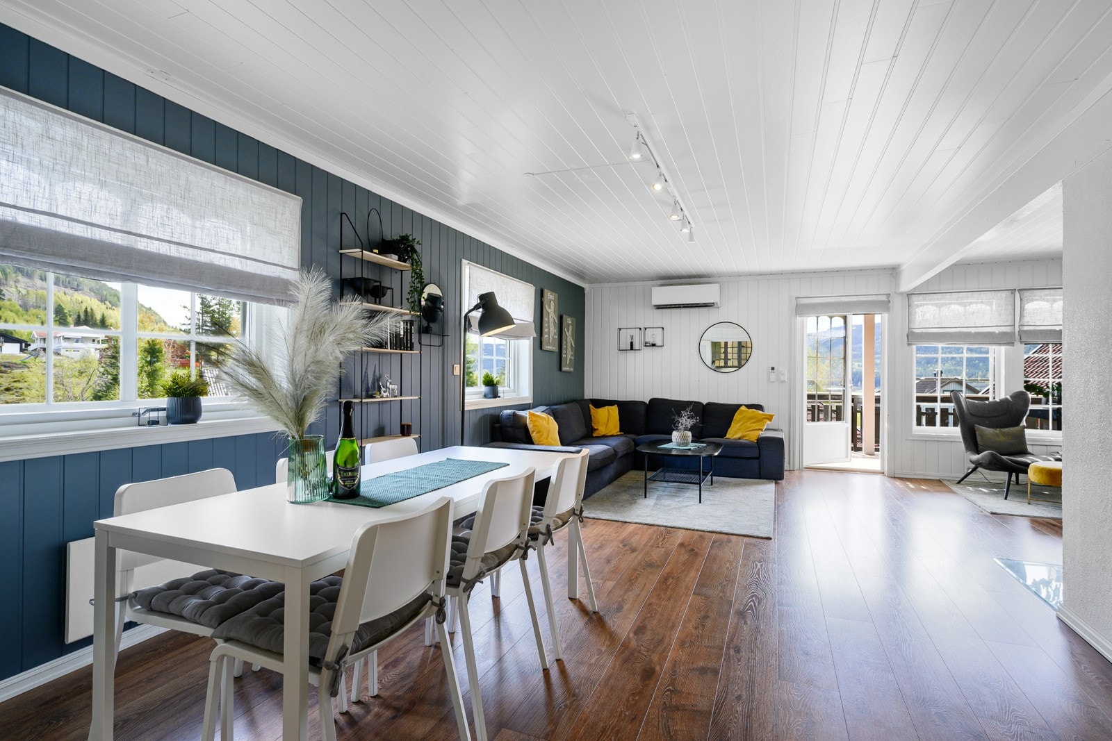 Hele boligen fremstår som delikat og praktisk Galleribilde