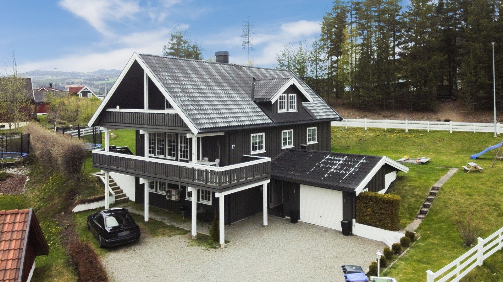 Dette er en innholdsrik og familievennlig enebolig, med flott beliggenhet et steinkast fra barnehage, og med gangavstand til skoler og til Dokka sentrum Galleribilde