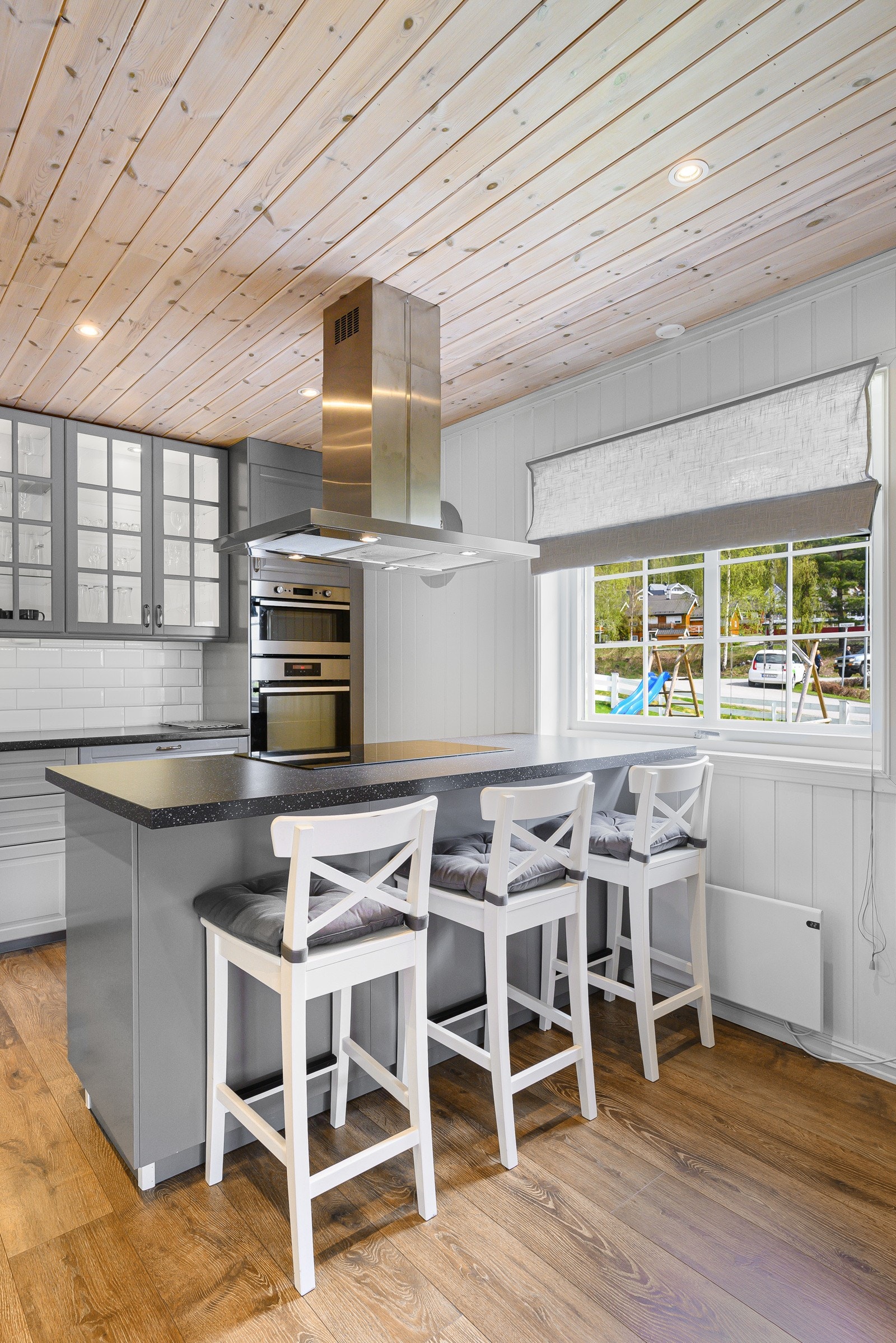 Praktisk med barkrakker ved kjøkkenøyen Galleribilde