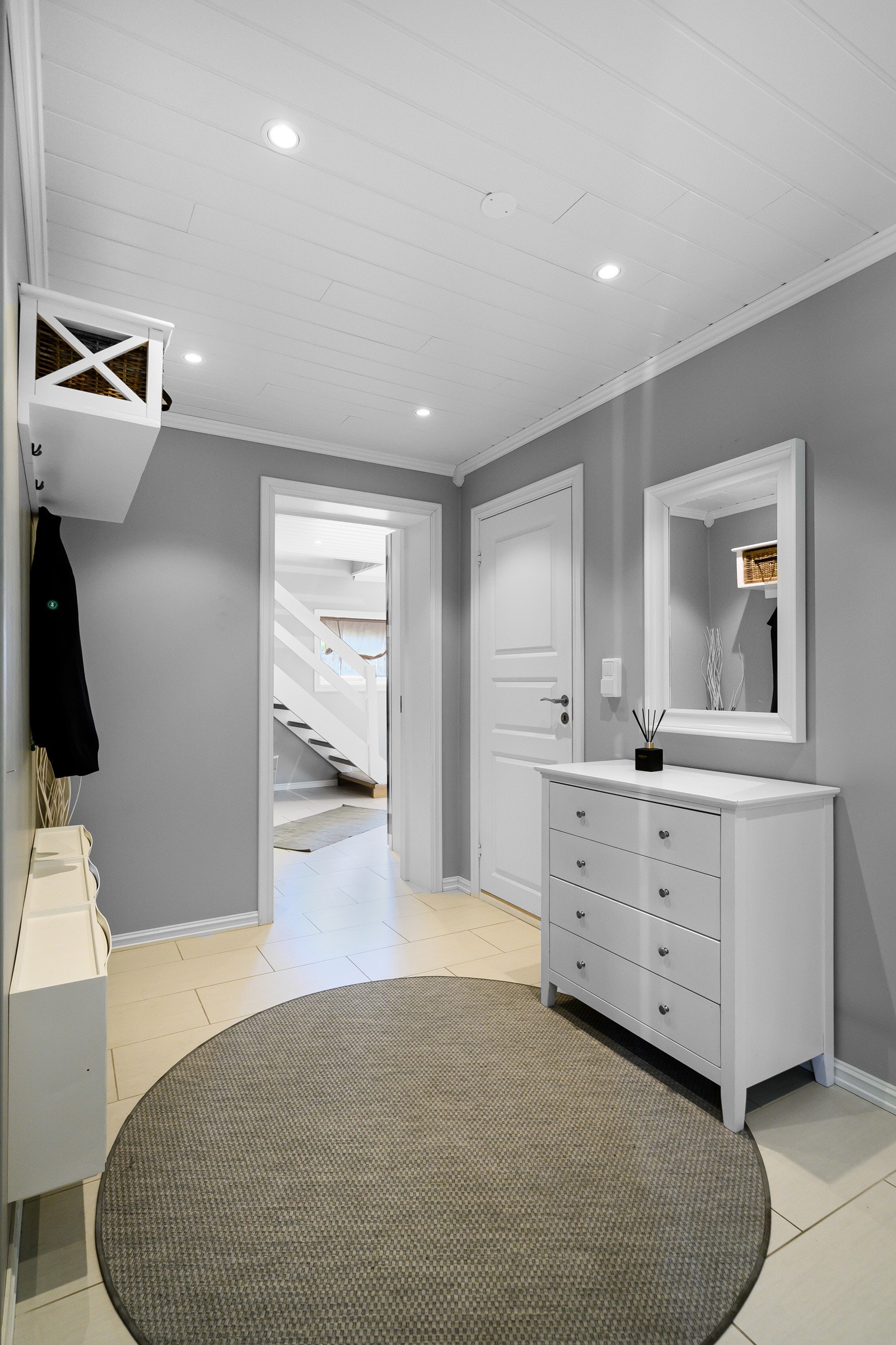 Entrè har varme i gulv og godt med plass til jakker og sko Galleribilde