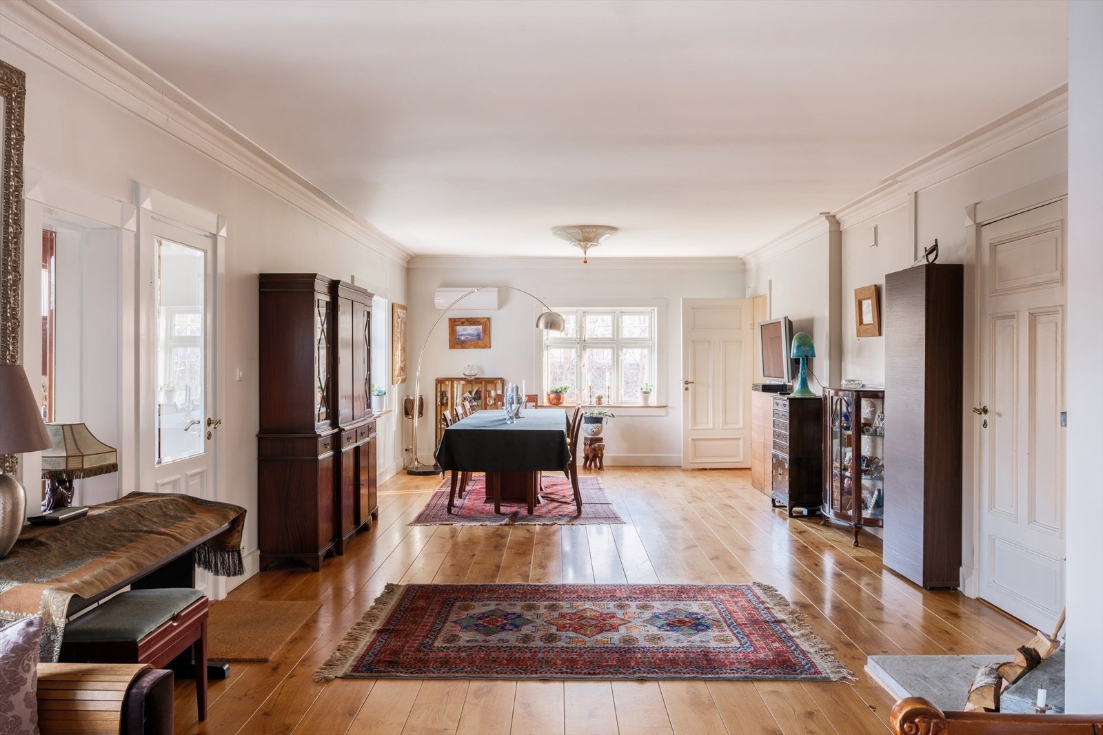 Stue/spisestue i rekke i åpen løsning - Første dør til høyre er i dag innredet som romslig kontor og siste døren til høyre tar deg til spisekjøkkenet Galleribilde