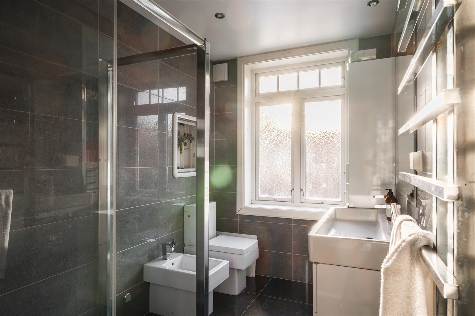 Nydelig flislagt bad i 2. etasje Galleribilde