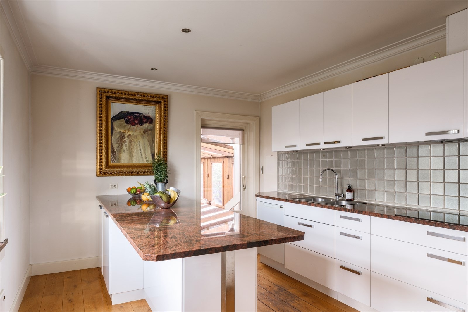 Stort, påkostet spisekjøkken med utgang til baksiden av huset Galleribilde