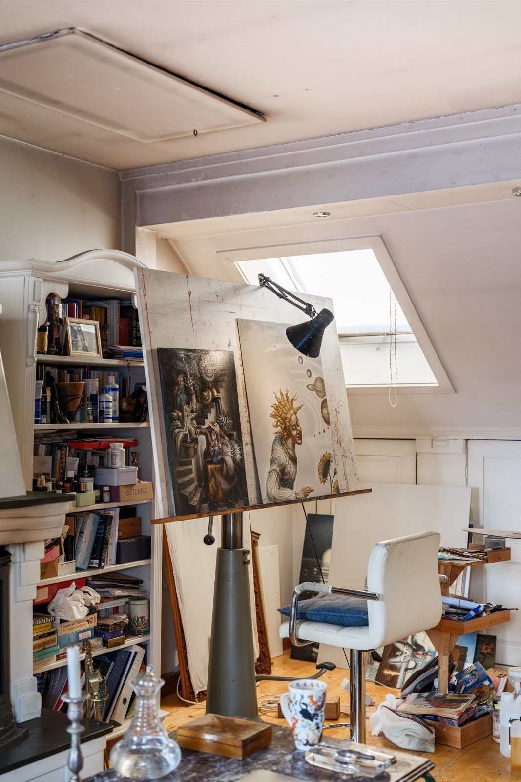 Romslig innredet loft med soverom og bad, samt peisstue. Etasjen er ikke bruksendret til rom for varig opphold Galleribilde