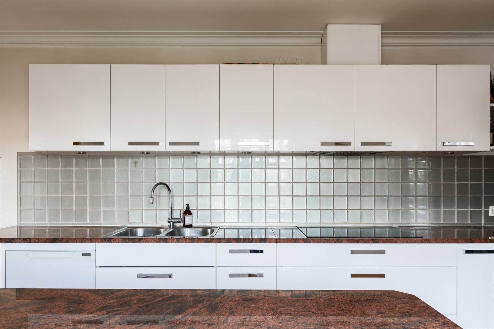 Benkeplate i rød granitt og svært godt med skap og benkeplass Galleribilde