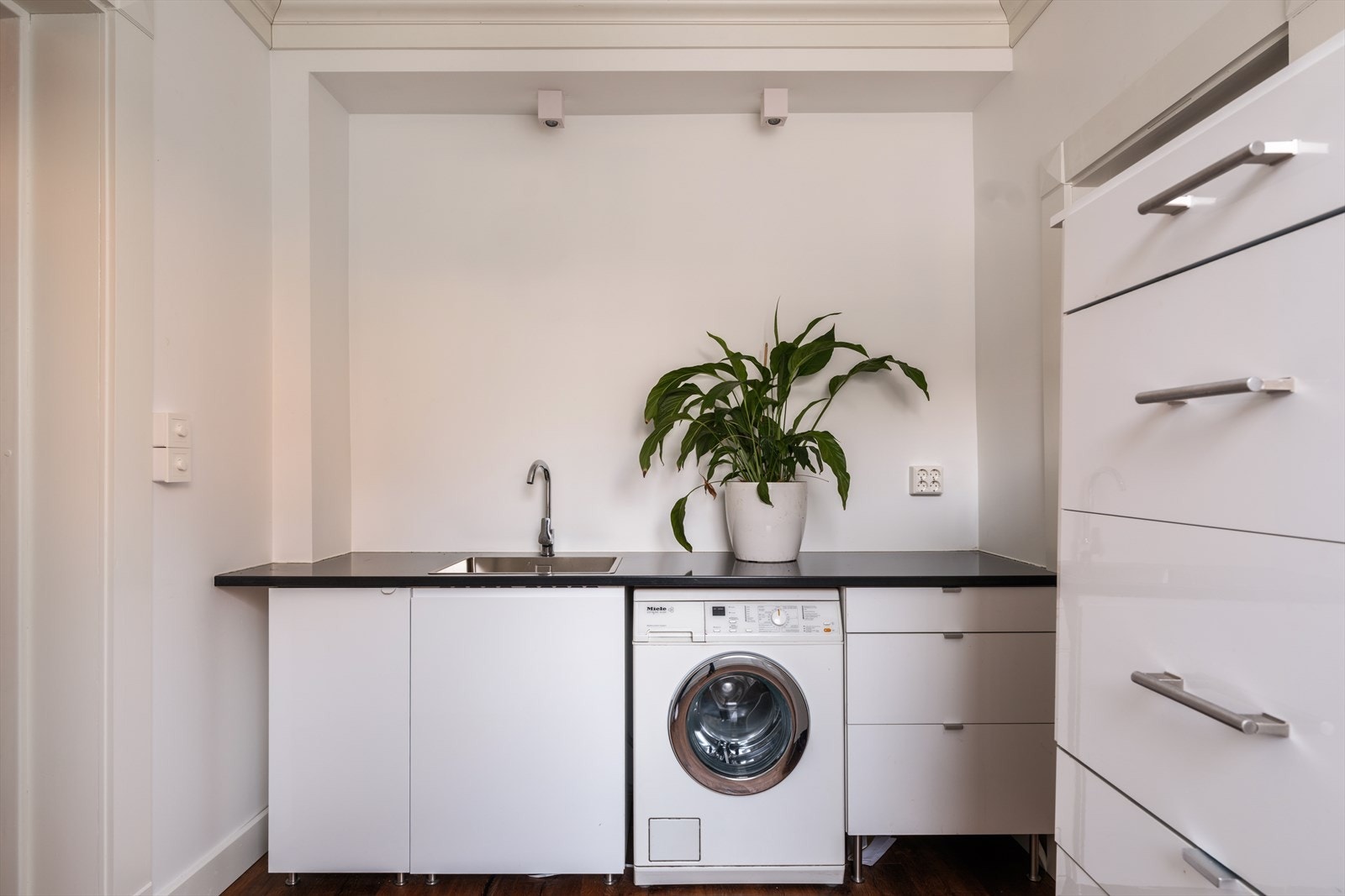 Stort vaskerom i tilknytning til stuen Galleribilde