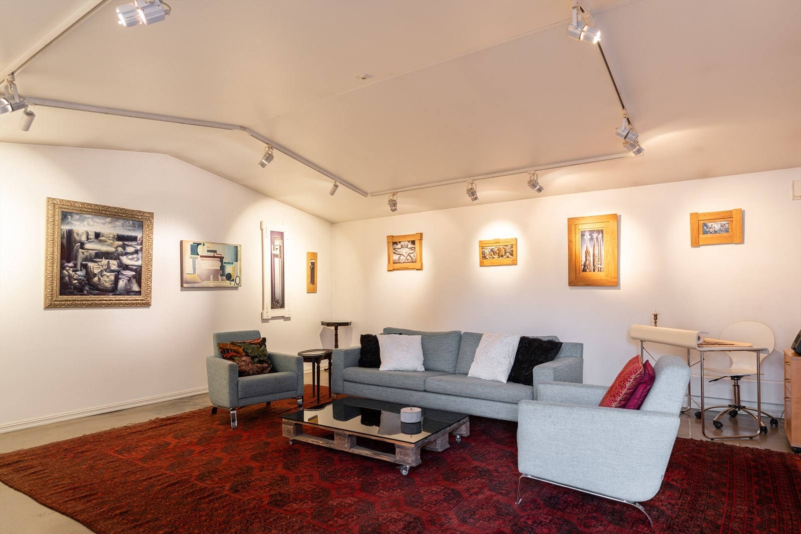 Dobbeltgarasjen ble oppført på 70-tallet men er i dag brukt som atelier Galleribilde