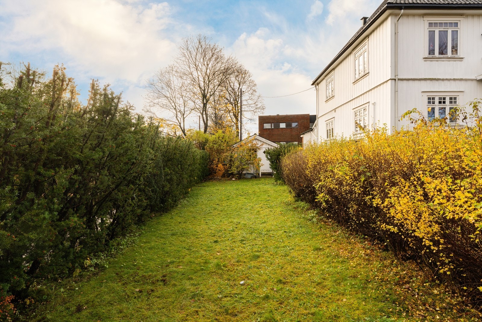 Tomten er inndelt i soner med to plenlagte områder på forsiden av huset - I enden ser du uthuset som er av god størrelse på ca 14 kvm. - På baksiden av huset finner du steinlagte partier med sittegrupper og terrasse med jacuzzi. Galleribilde