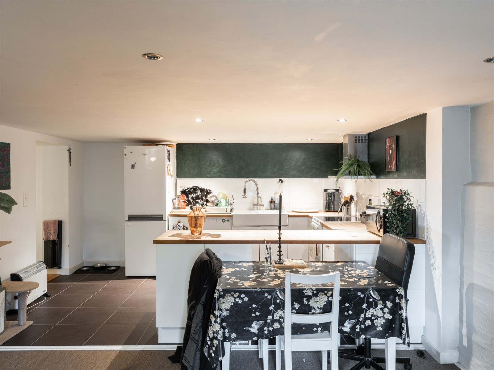 Boligens underetasje er innredet som rom til varig opphold men er ikke bruksendret - Del I har åpen kjøkken/stueløsning, bad og innredet soverom og innredet rom - Det er tilgang til denne delen fra boligens hoveddel Galleribilde