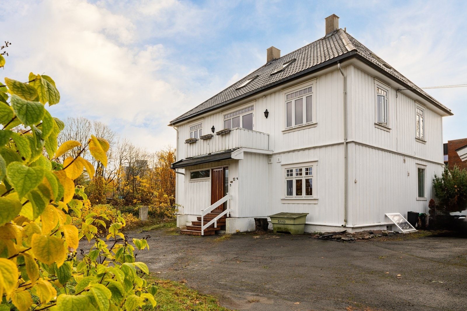 Romslig tomt med gode parkeringsforhold på gårdsplass, samt i dobbelgarasje (i dag innredet som atelier) Galleribilde