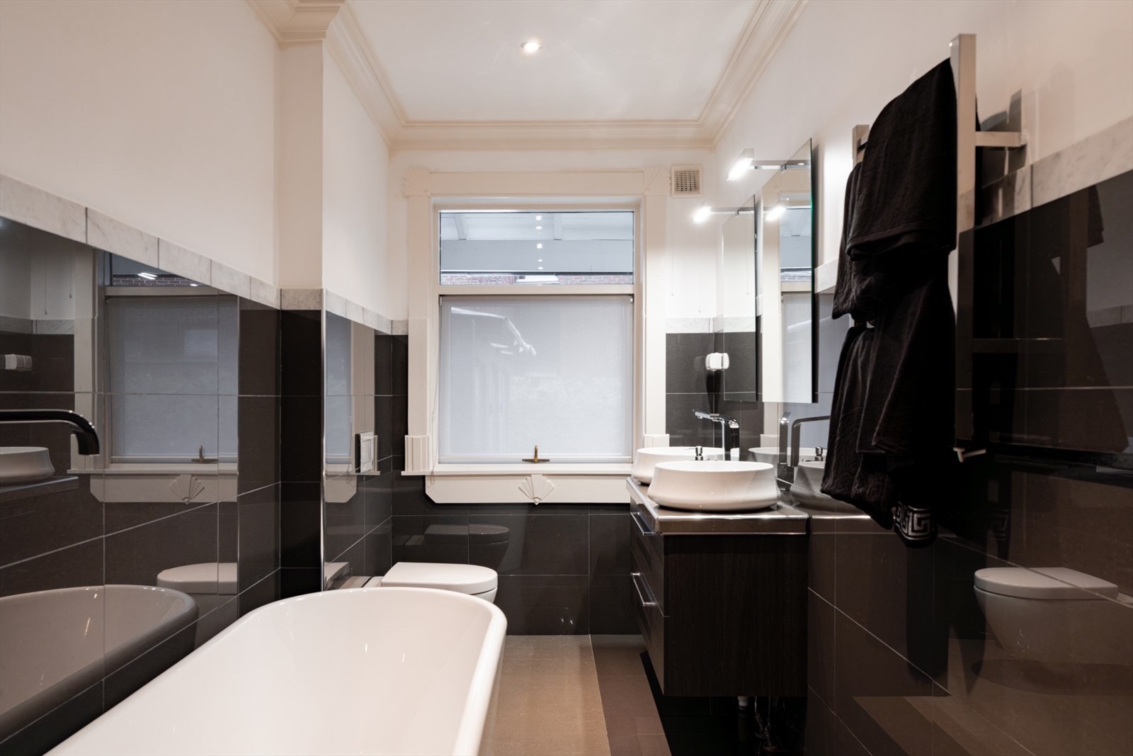 Stort, flislagt bad med lekkert flisvalg Galleribilde