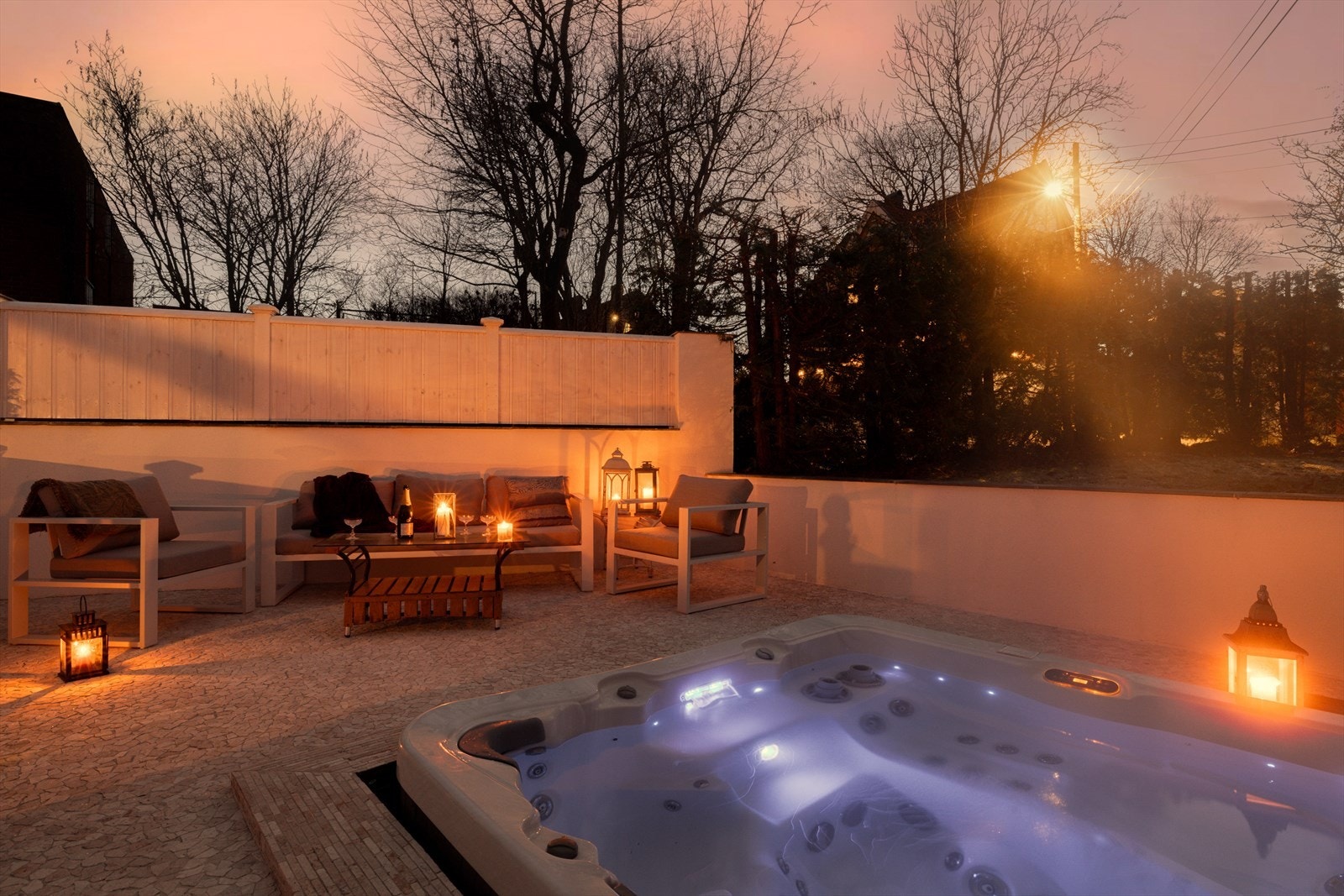 Nydelig steinlagt jacuzzi/terrasse i bakkant av huset Galleribilde