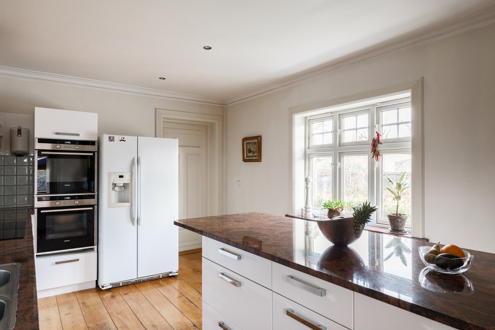 Kjøleskap med fryser, vann og isbitdispenser. To integrerte komfyrer, induksjonstopp og oppvaskmaskin. Galleribilde