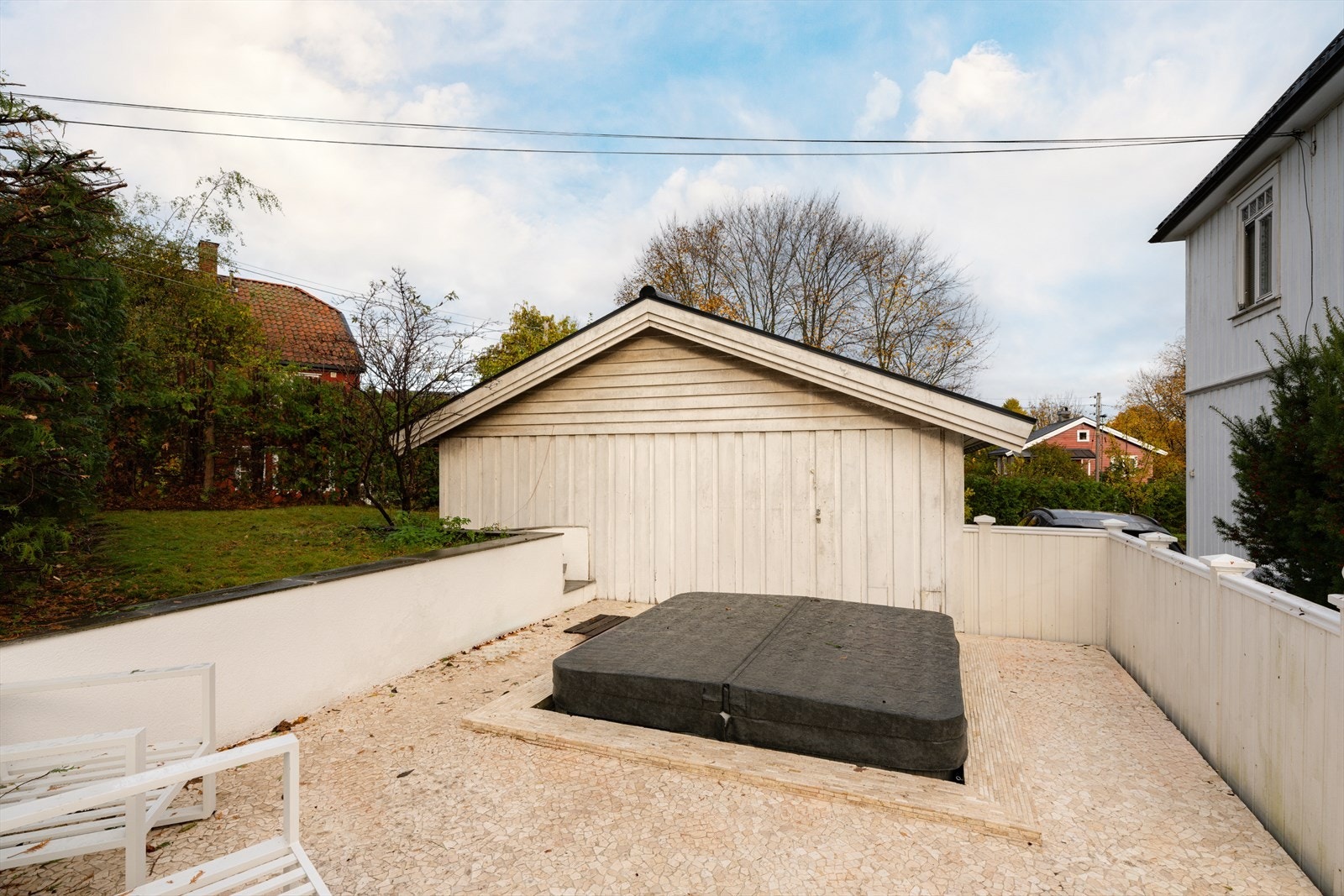 Jacuzzi/terrasse bak garasjen i Italienske Carrera marmorfliser Galleribilde
