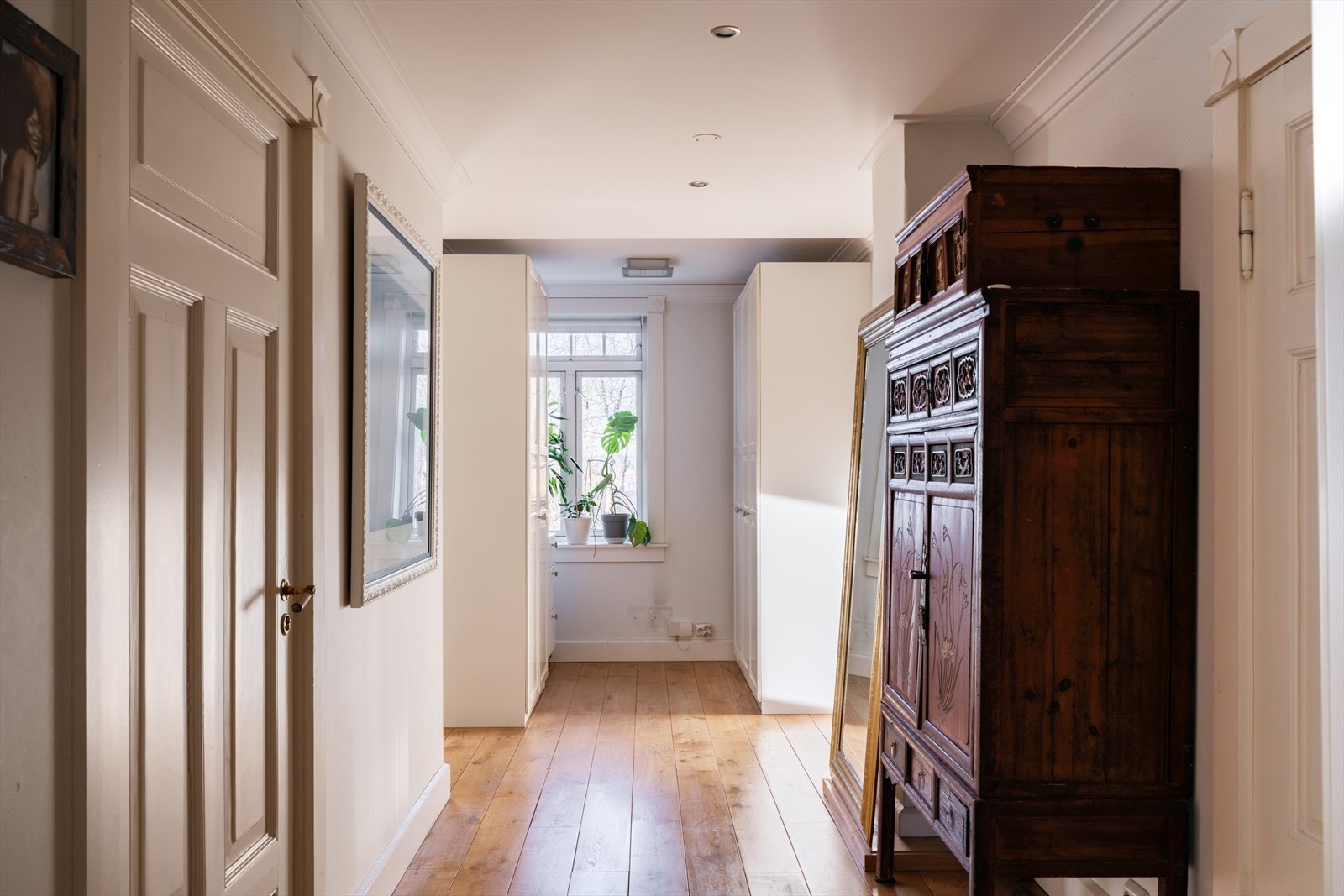 Soveromsavdelingen finner du i andre etasje delt mellom stor mellomgang - Her har du fem store, gode soverom Galleribilde