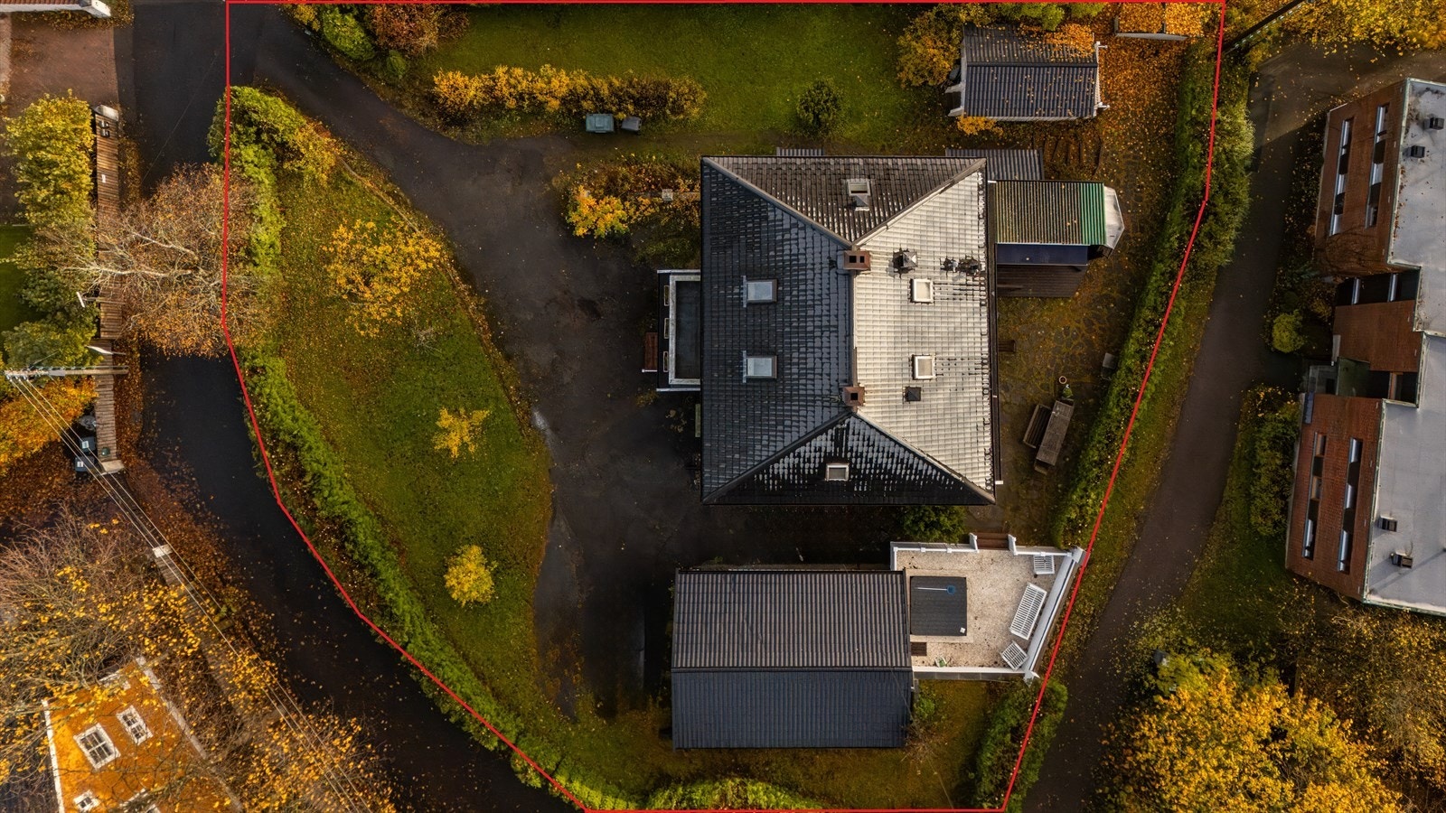 Tomtegrensen er om omtrentlig satt og ikke målbar - Total tomt utgjør 2 gårds og bruksnumre der gressflekken til venstre i bildet utgjør eget bnr. Galleribilde