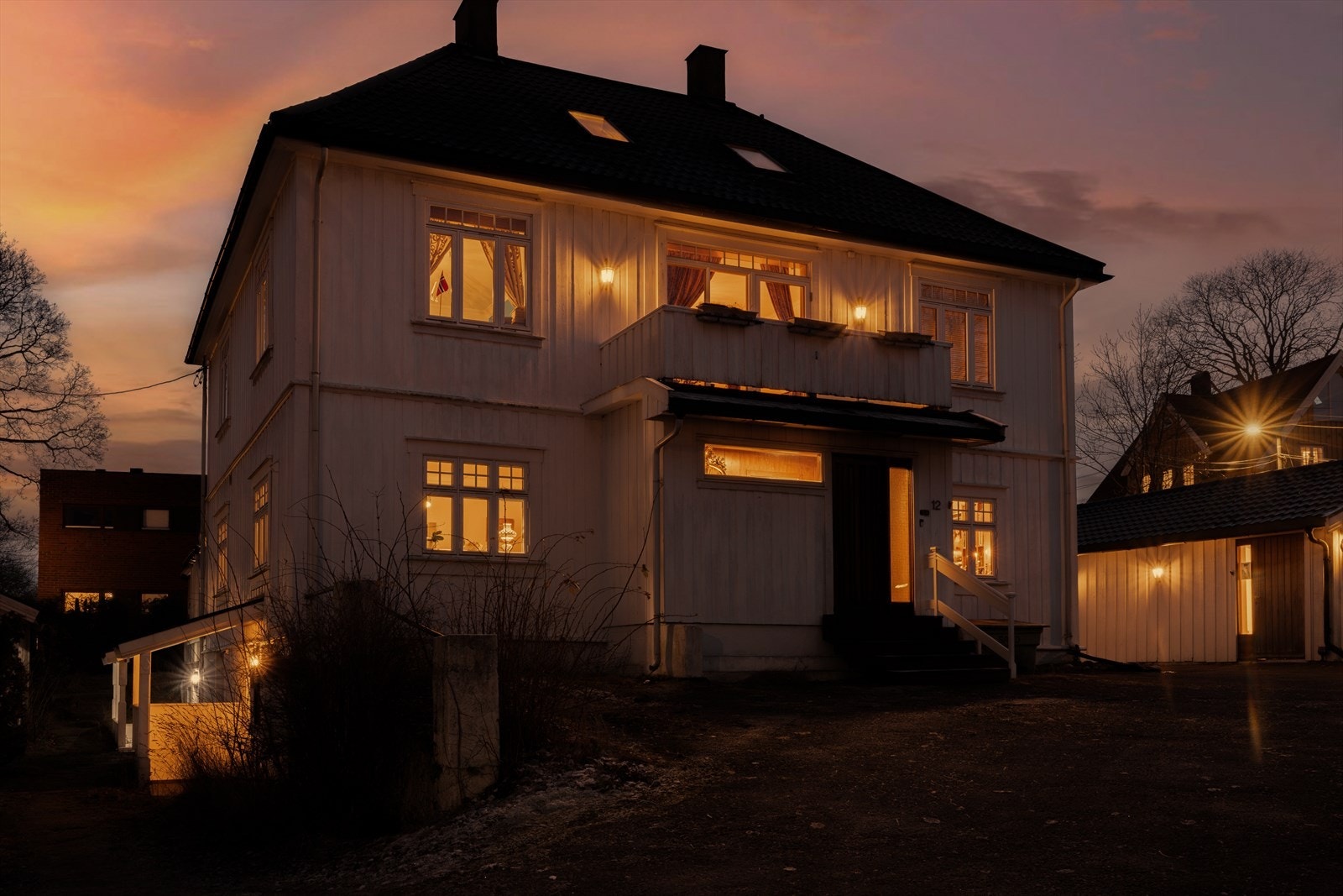 Huset går over to hovedplan, samt underetasje og loft (begge innredet) Galleribilde