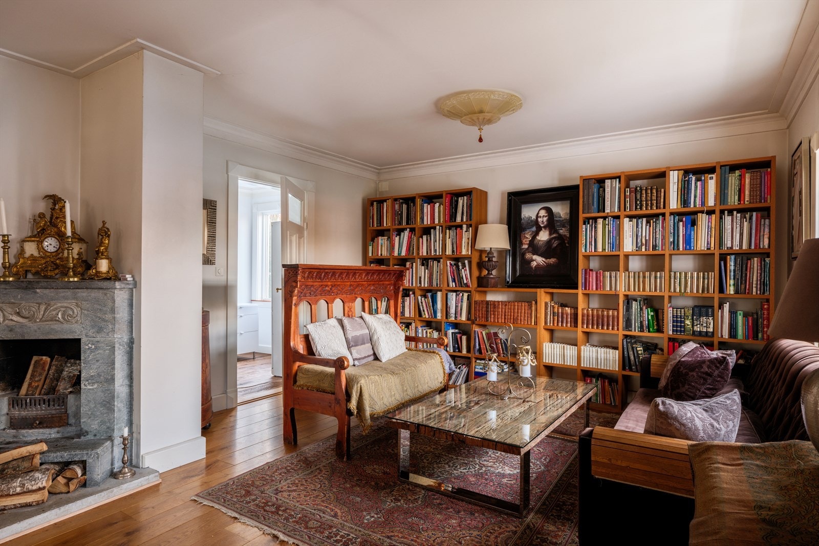 Peis i dagligstuen - Inngang til vaskerom til venstre i bildet Galleribilde