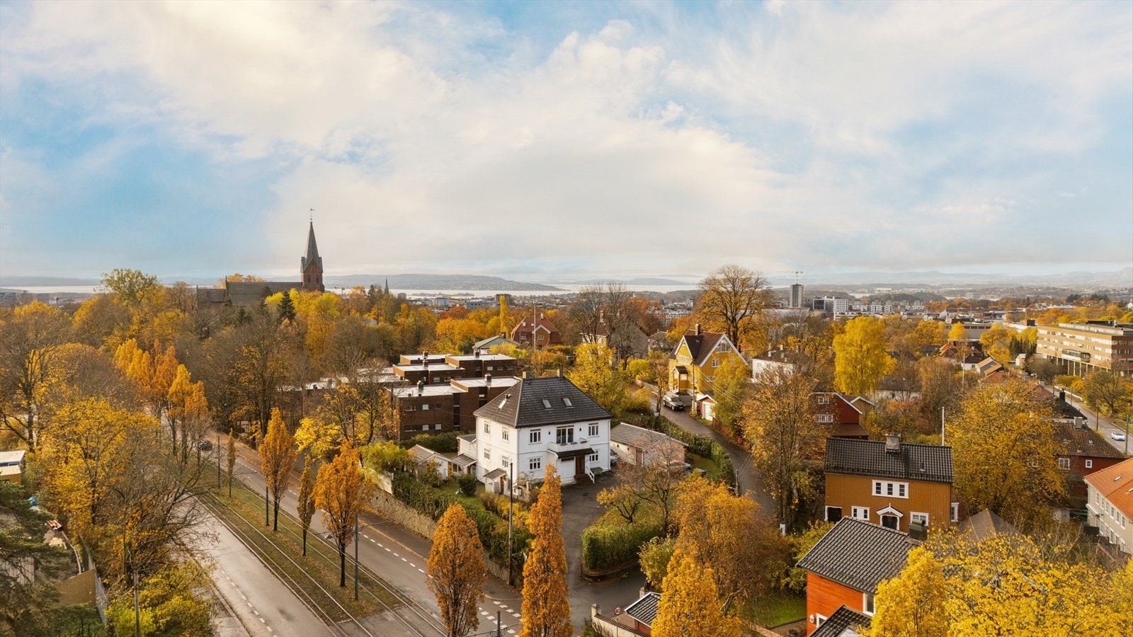 Stor villa på over 400 kvm. med fantastiske kvaliteter og stor tomt Galleribilde