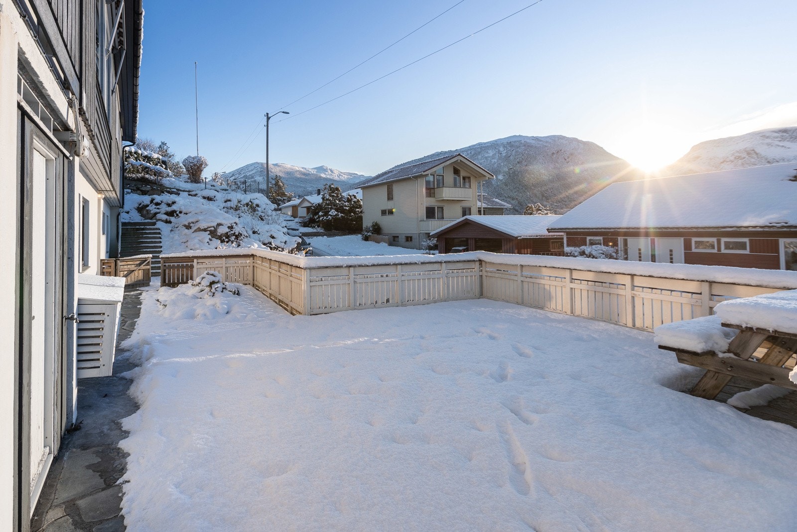 Fasade mot sør med uteområde Galleribilde