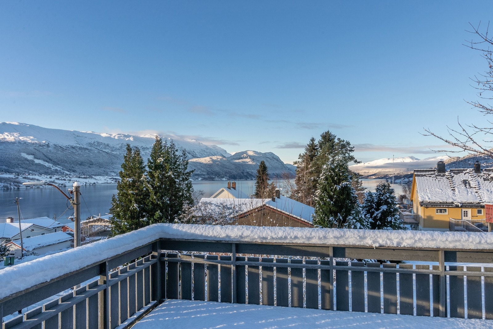 Det er flott utsikt mot fjellar og fjorden frå terrassen Galleribilde