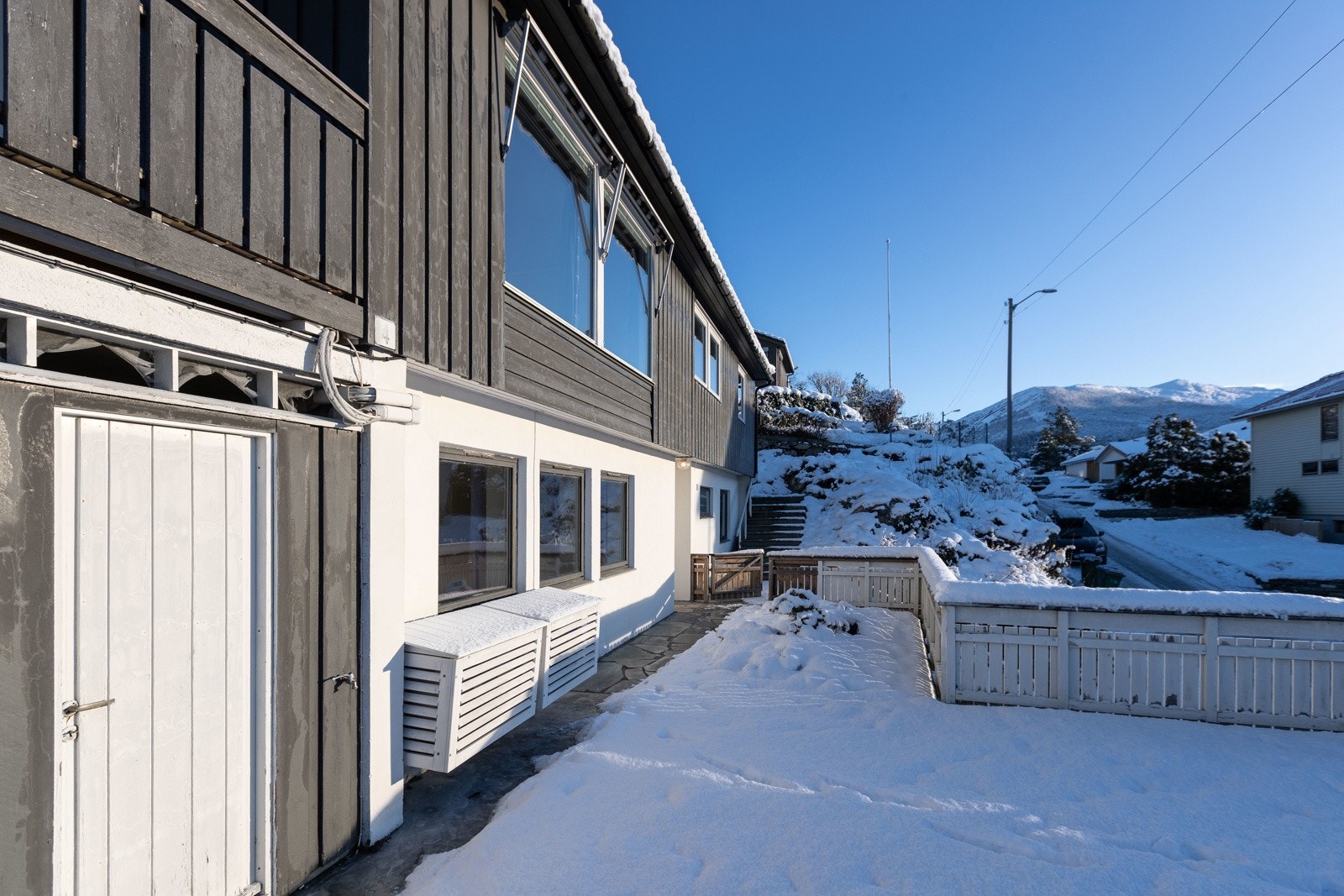 Fasade mot sør, dør til utebod Galleribilde