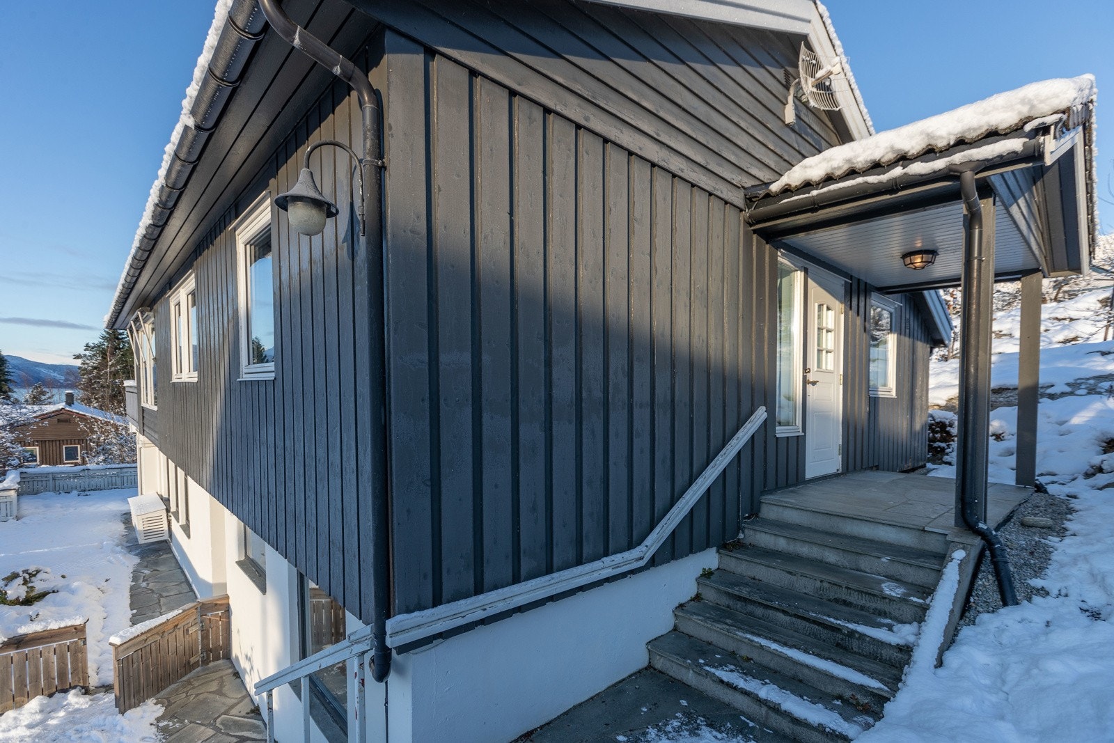 Trapp til 1. etg. med hovudinngang. Fasade mot aust Galleribilde