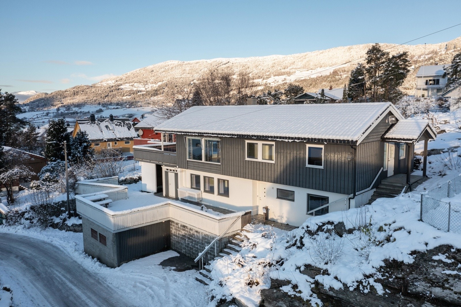 Fasade mot sør - dronefoto Galleribilde