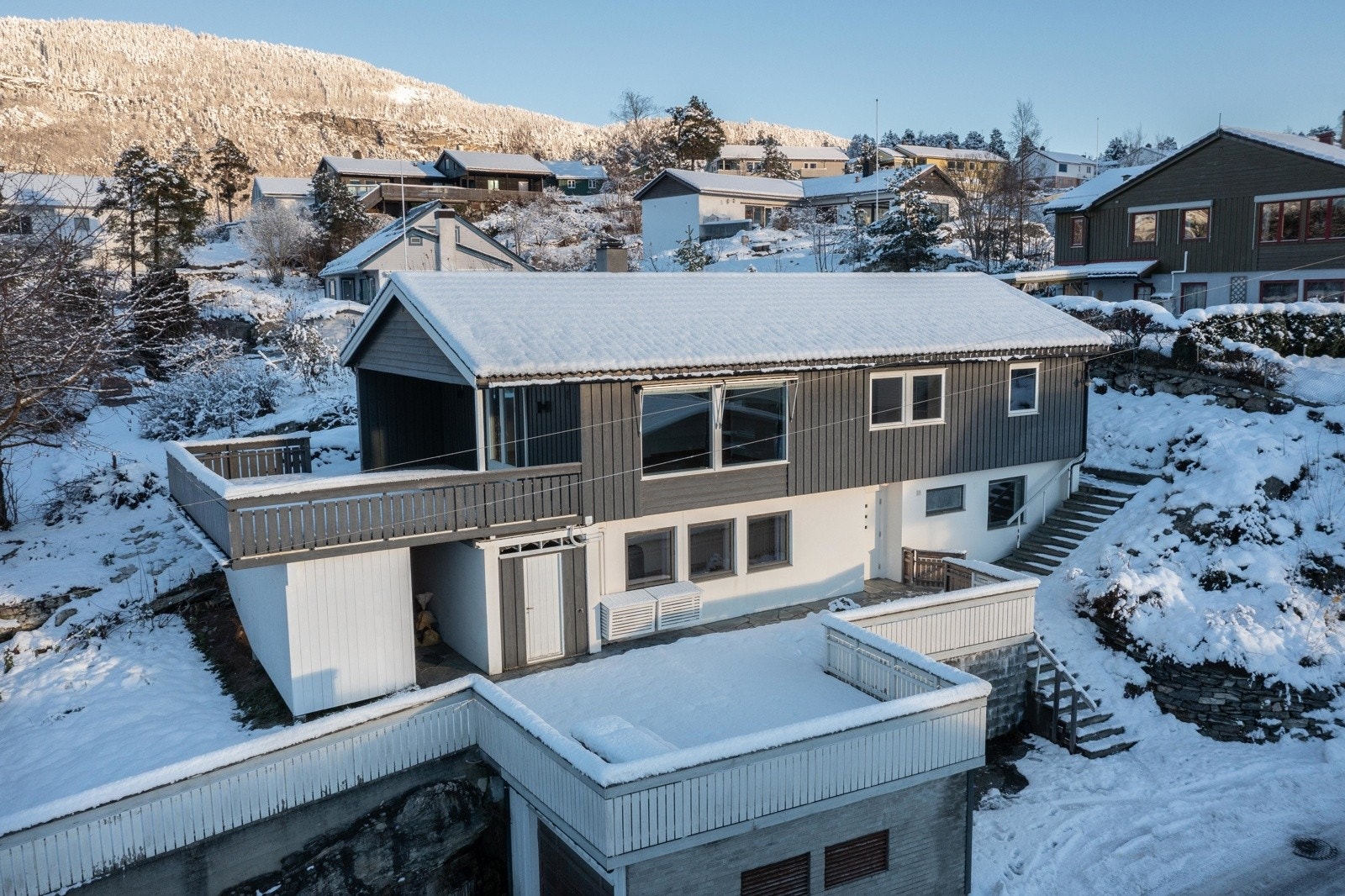 Fasade mot sør - dronefoto Galleribilde