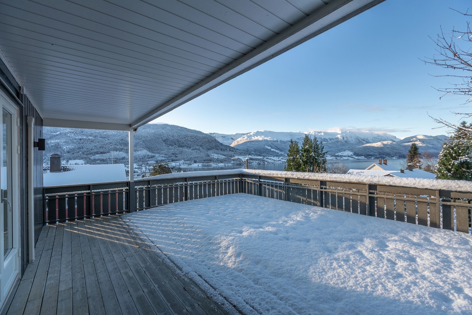Stor og solrik terrasse med tilkomst frå stova Galleribilde