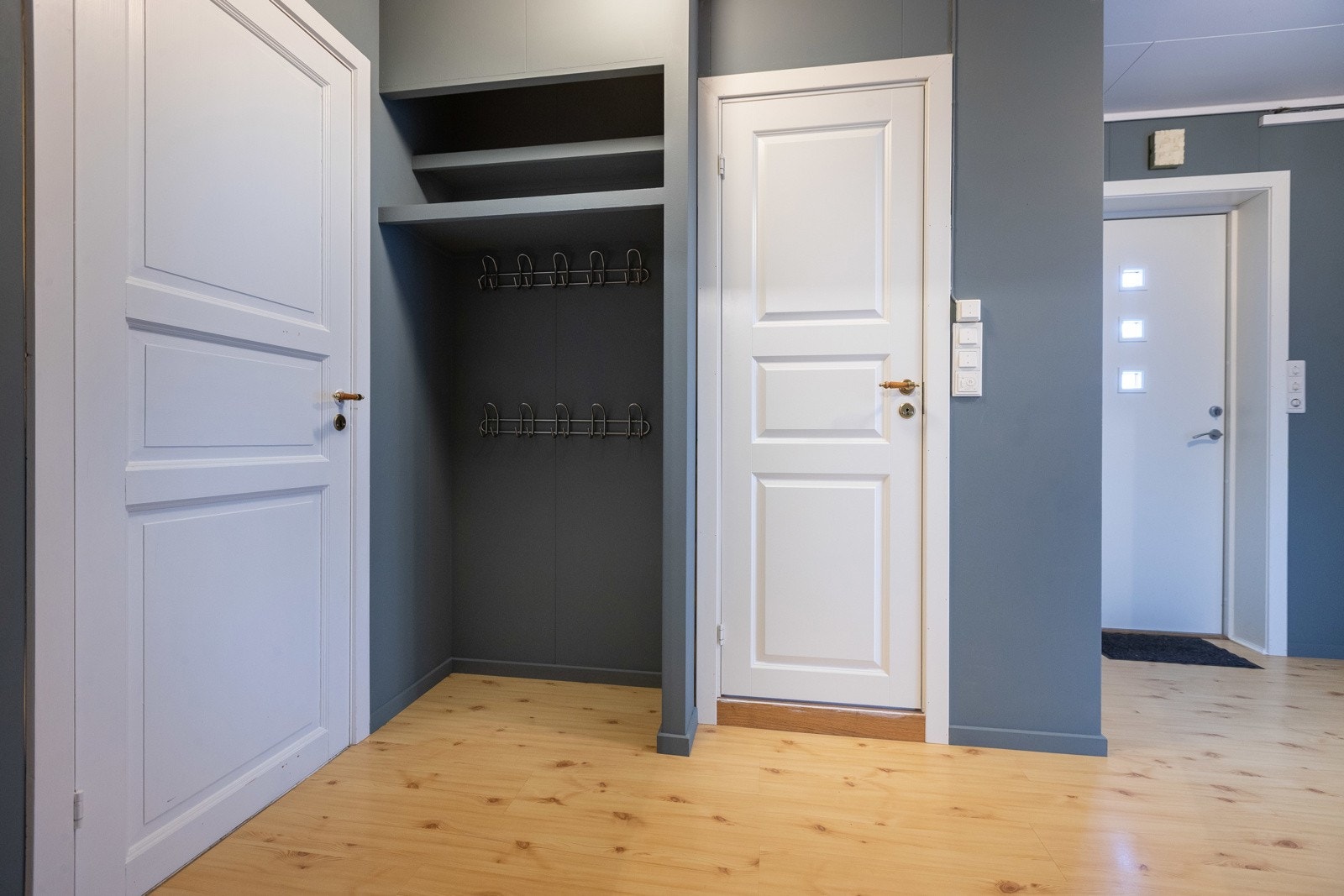 Gangareal i kjellarleilegheit Galleribilde