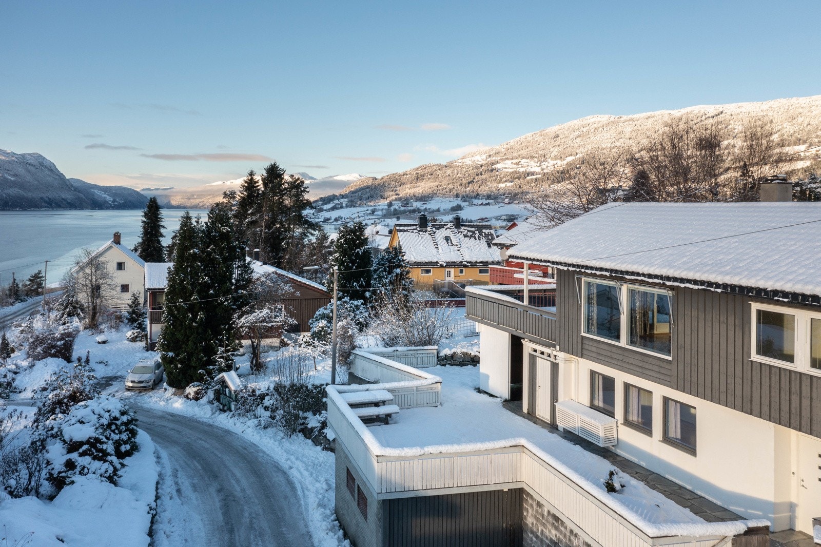 Fasade mot sør - dronefoto Galleribilde