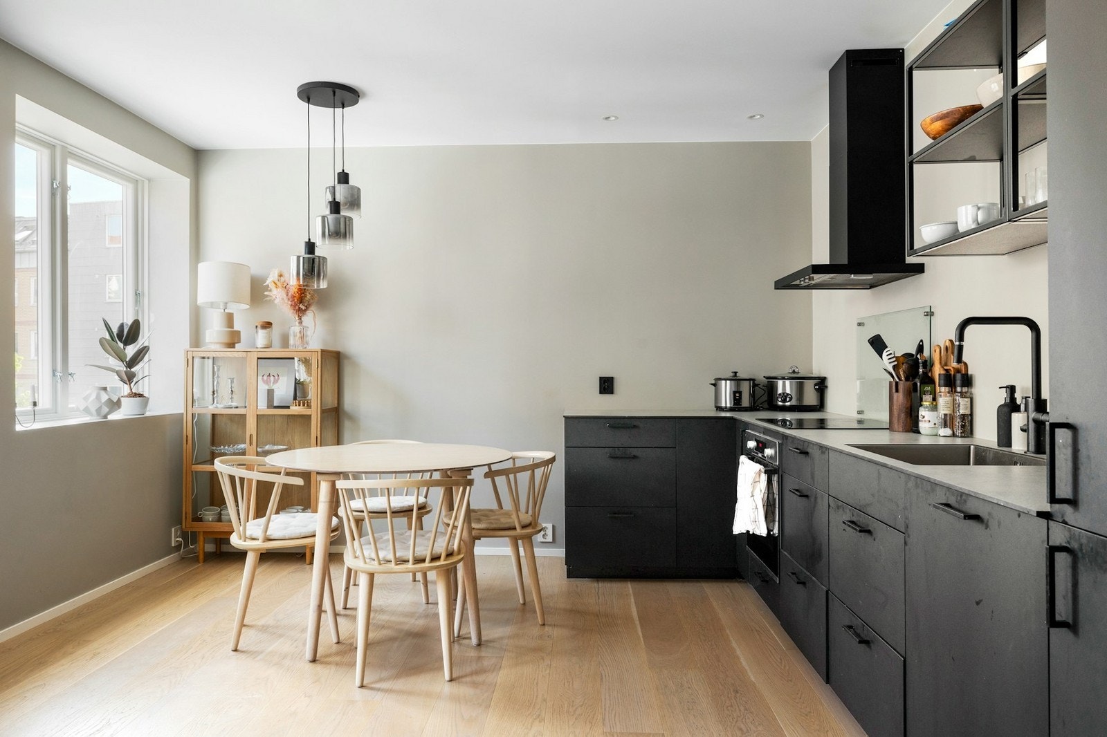 Moderne kjøkken med integrerte hvitevarer. Galleribilde